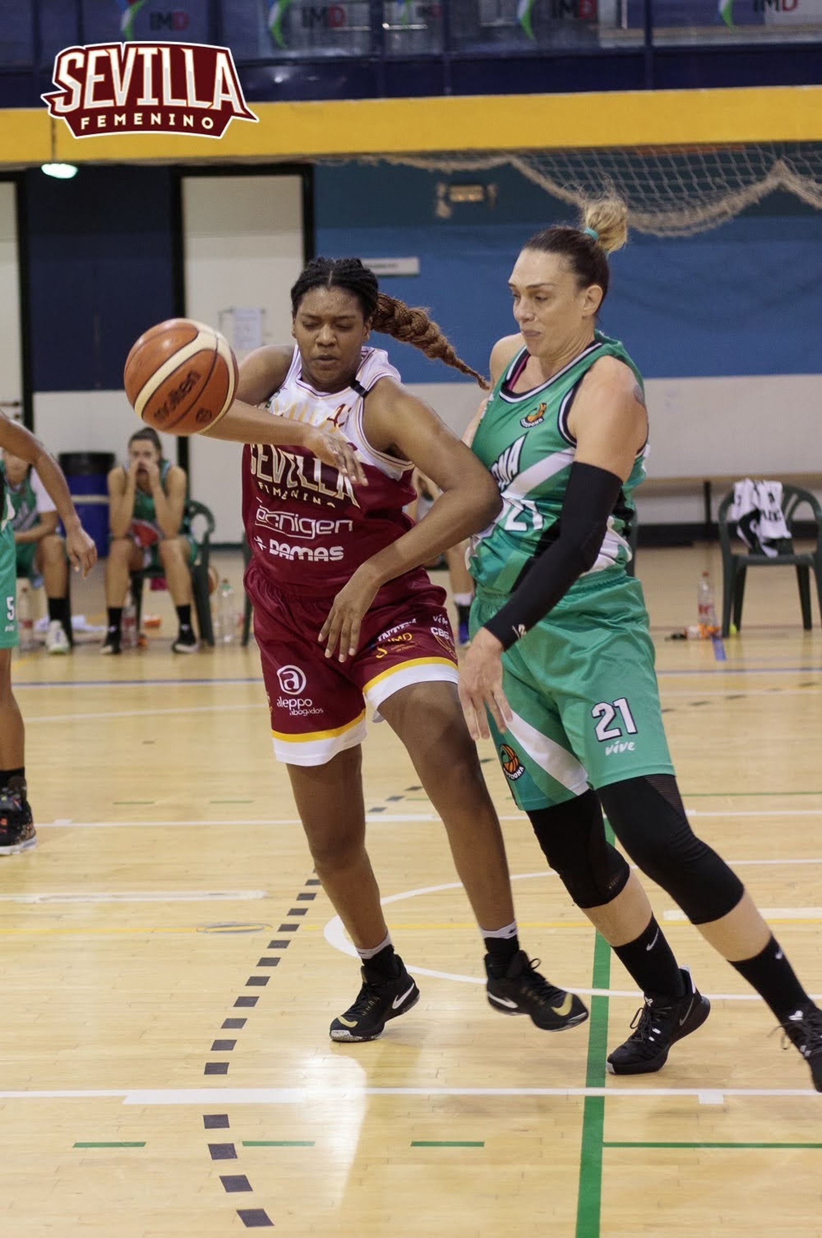 Danielle Hammond pelea por un balón con María Lucila Pascua.