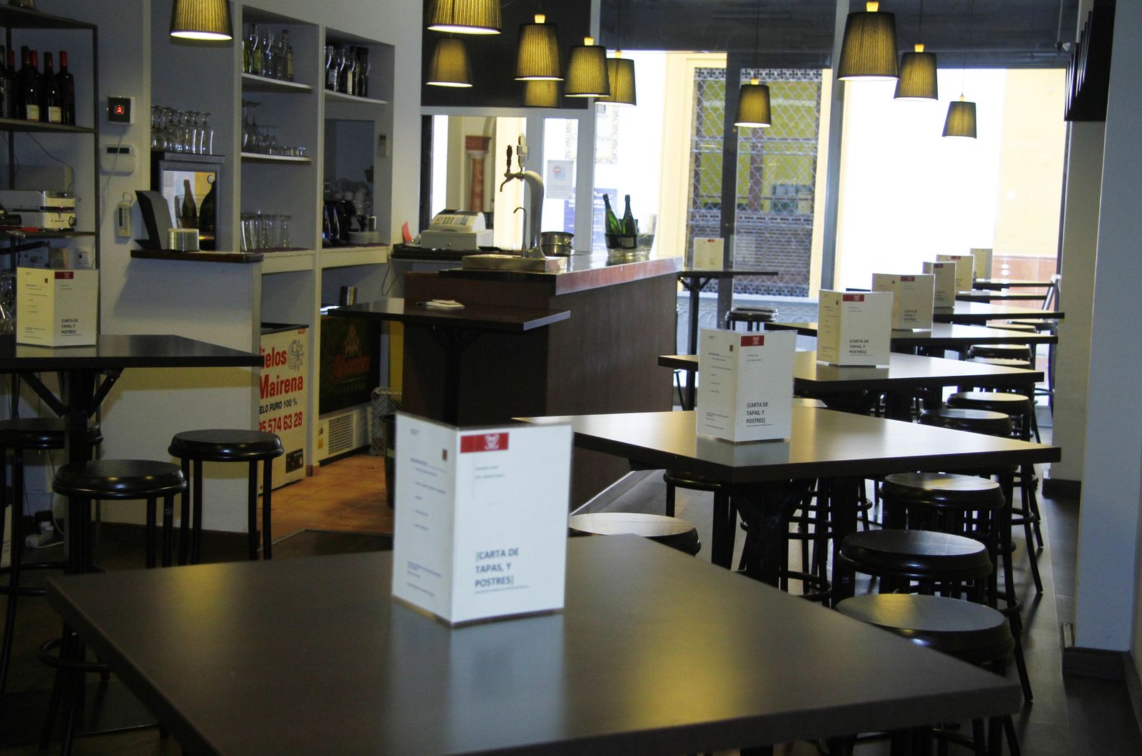 Interior de un bar en Sevilla.