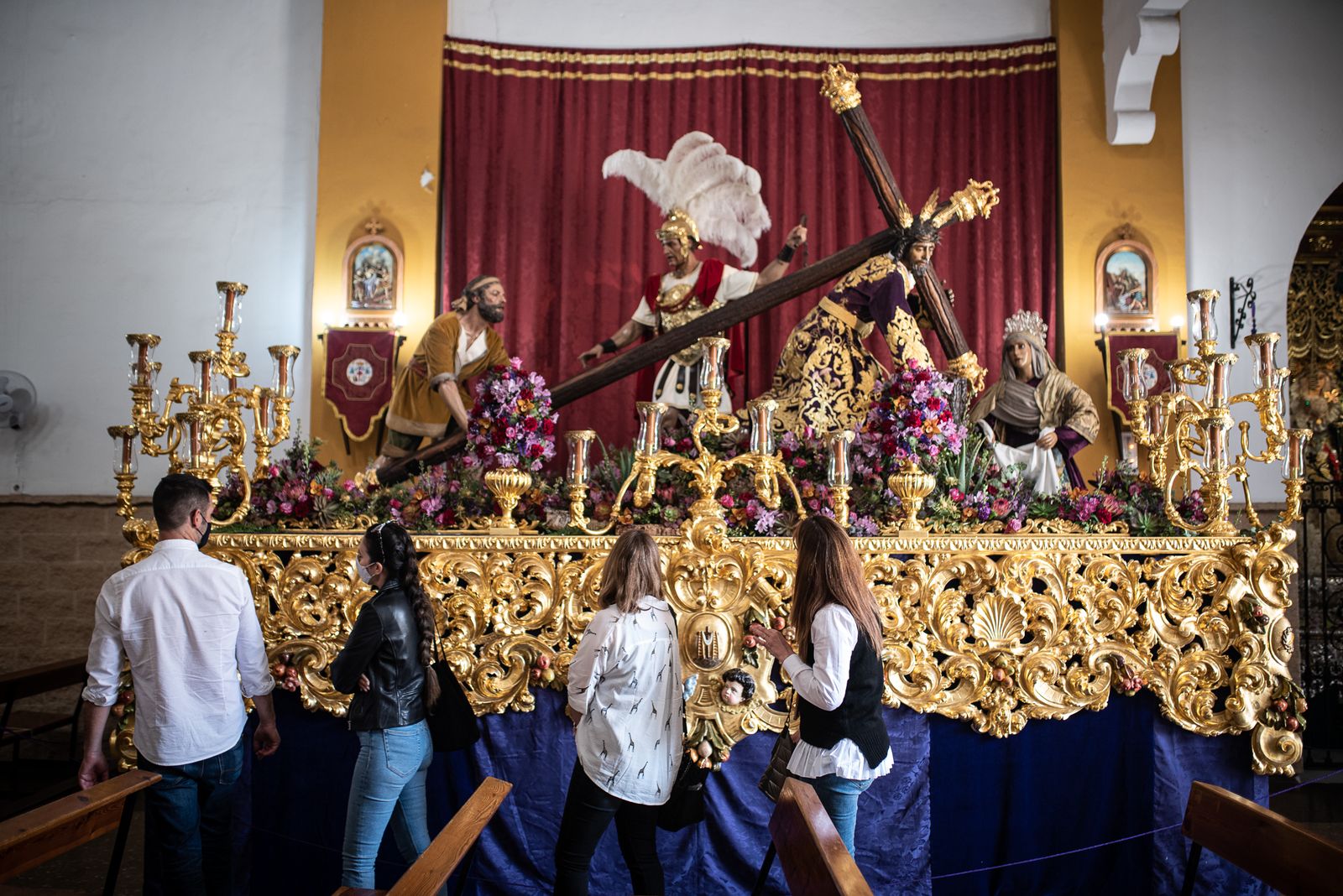 Imágenes del ambiente cofrade en la Iglesia del Sagrado Corazón de Jesús