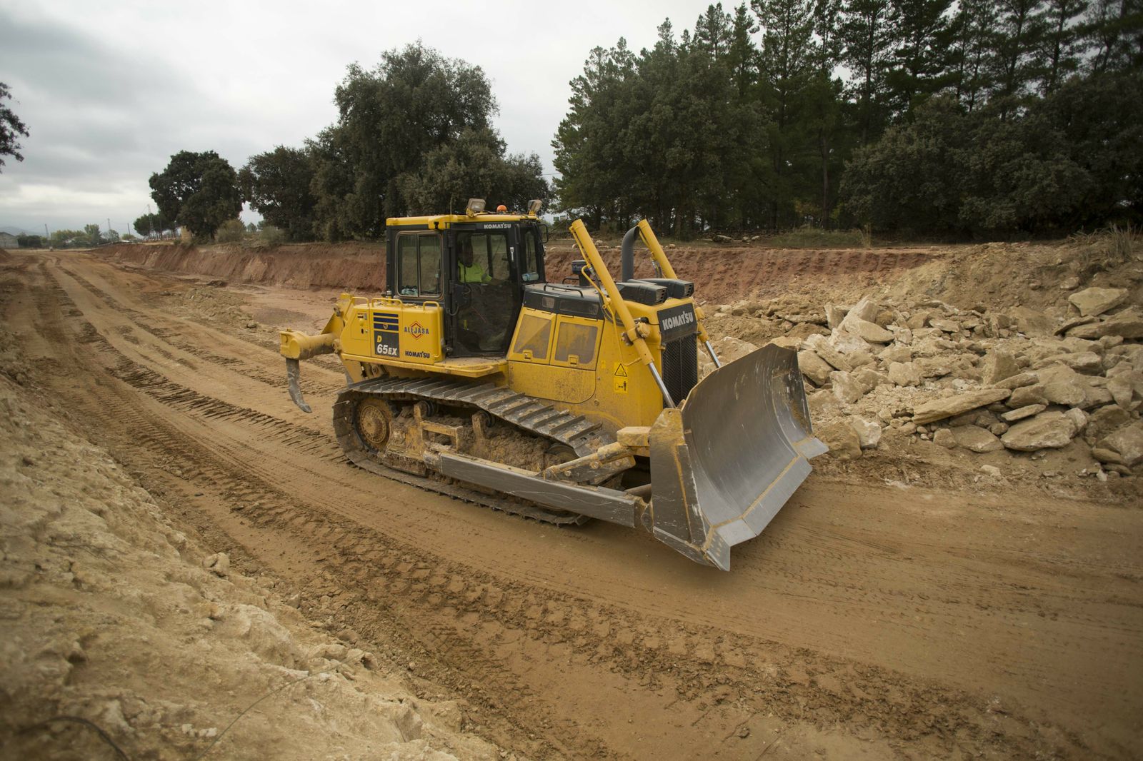 Excavadoras trabajando en la variante tras reiniciarse las obras