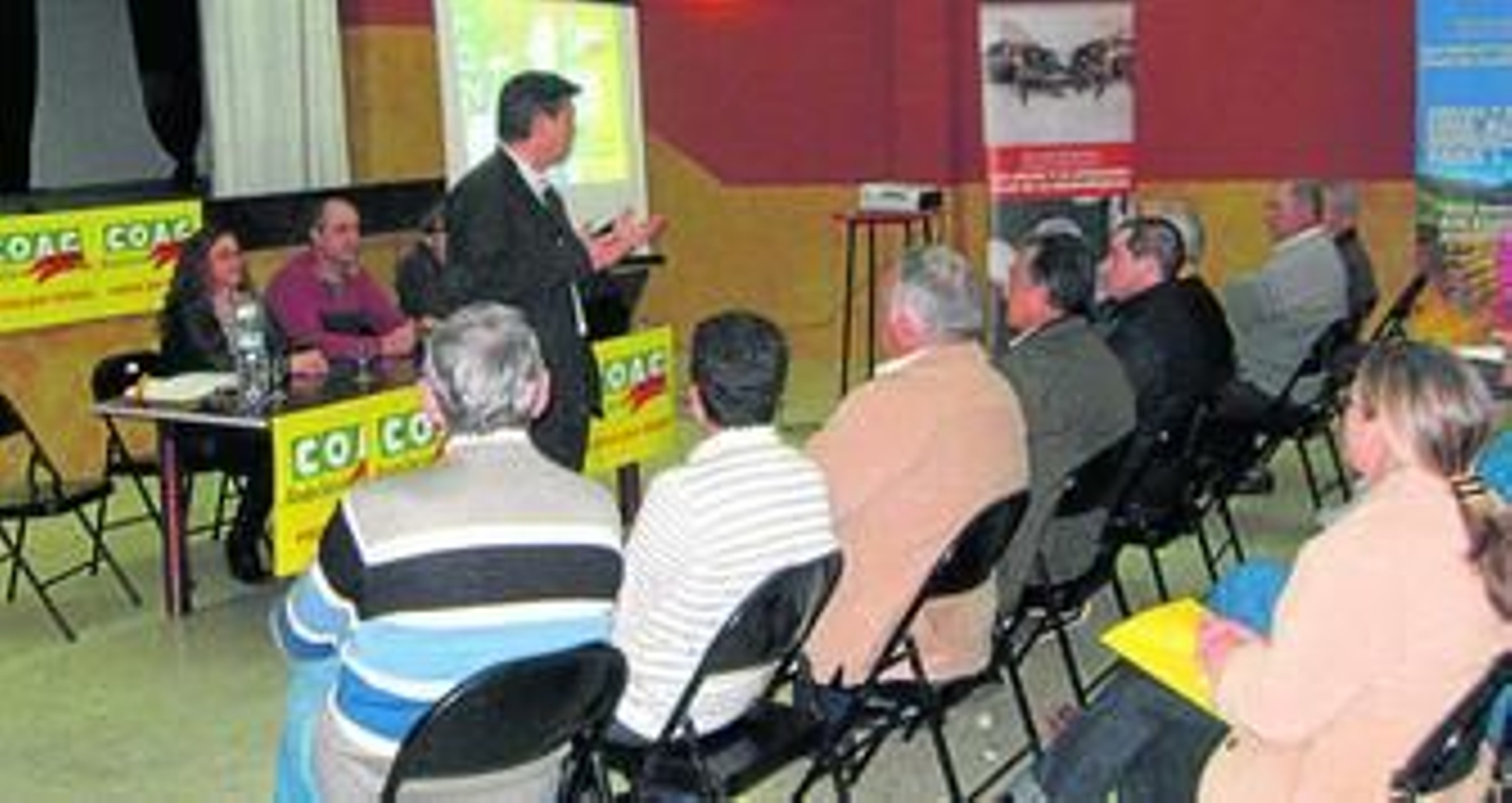 Jornada informativa y asamblea del sector apícola de la provincia celebrada en la Casa de la Cultura de La Barca.