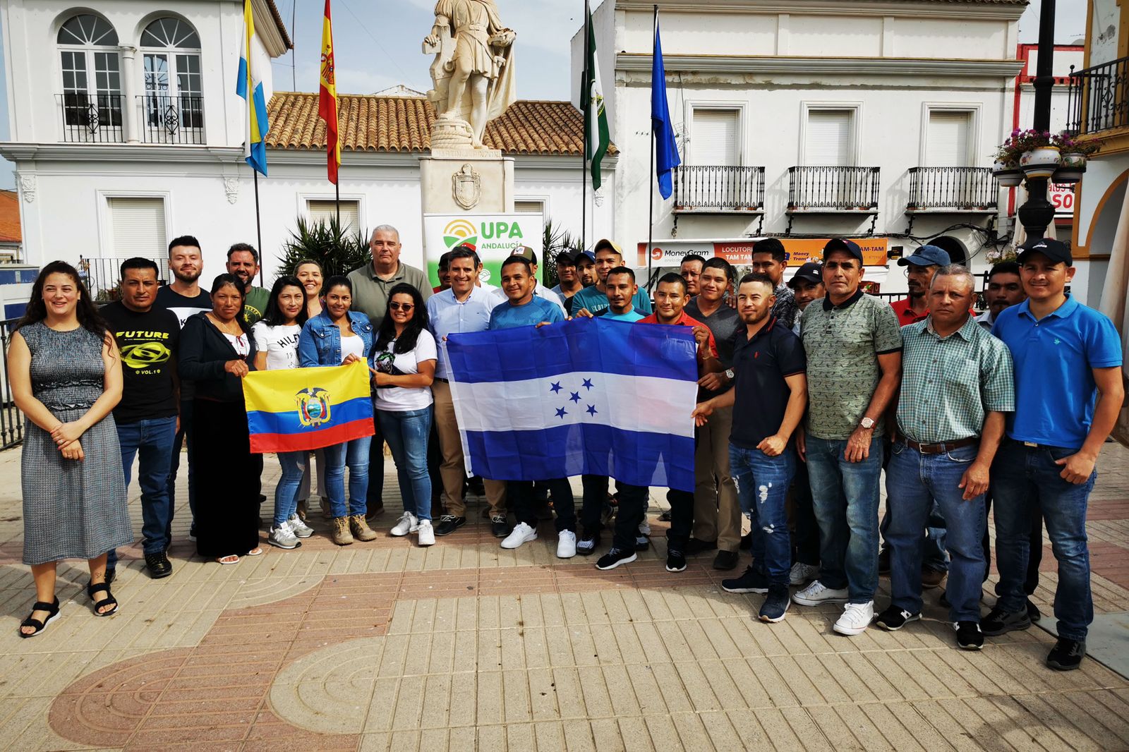Acto de despedida de los trabajadores hondureños y ecuatorianos en Palos.