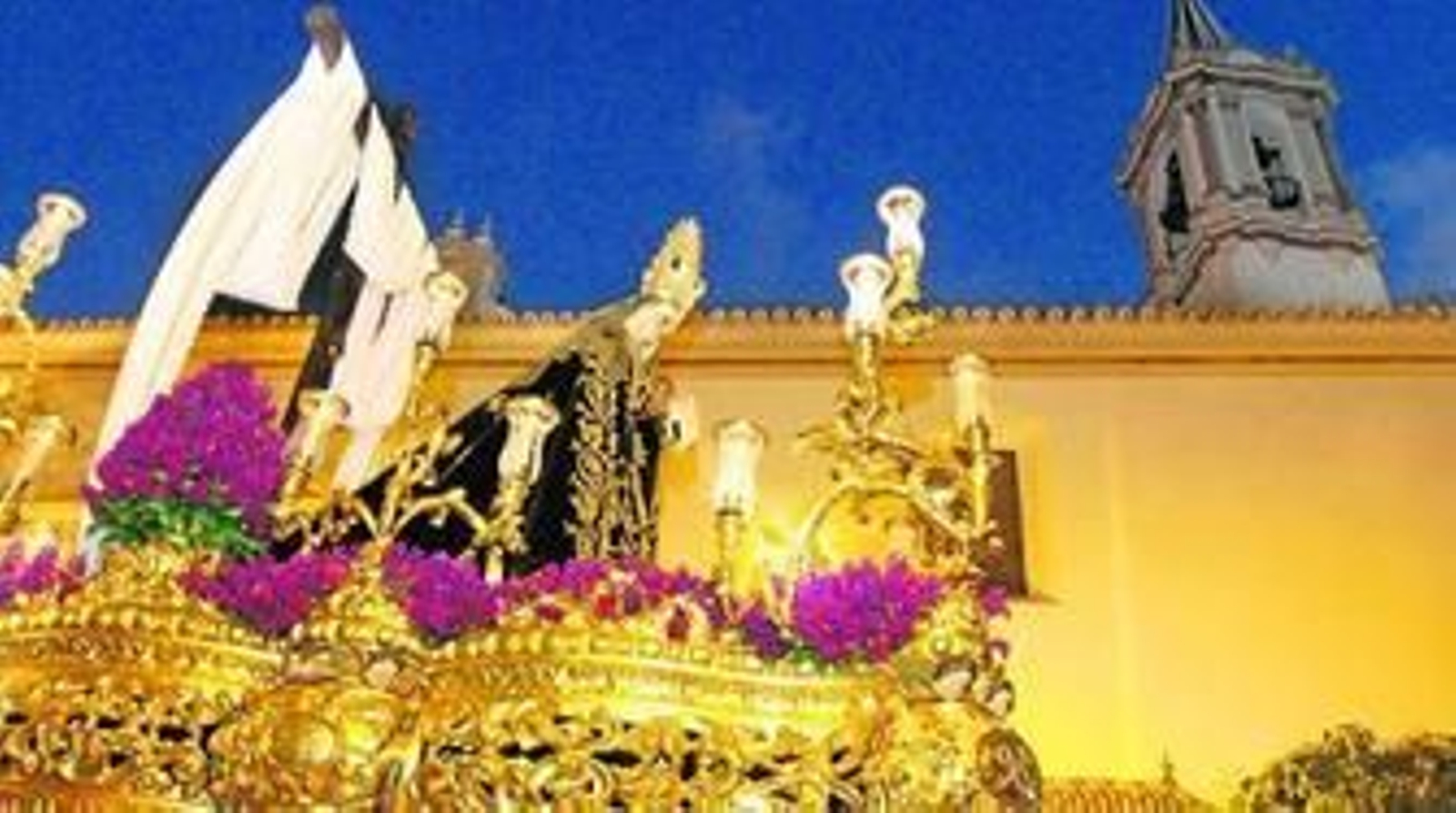 1. Espléndida imagen del paso de Nuestra Señora en su Soledad, justo en el momento en que abandonaba la Concepción y coincidiendo con la caída de la noche. 2. Uno de los penitentes de esta clásica cofradía de Viernes Santo.            3. El presidente del Consejo de Hermandades y Cofradías, Antonio González, acompañó a los cofrades de la Soledad en el inicio de su salida procesional. A su lado, el párroco de la Concepción, Diego Capado.