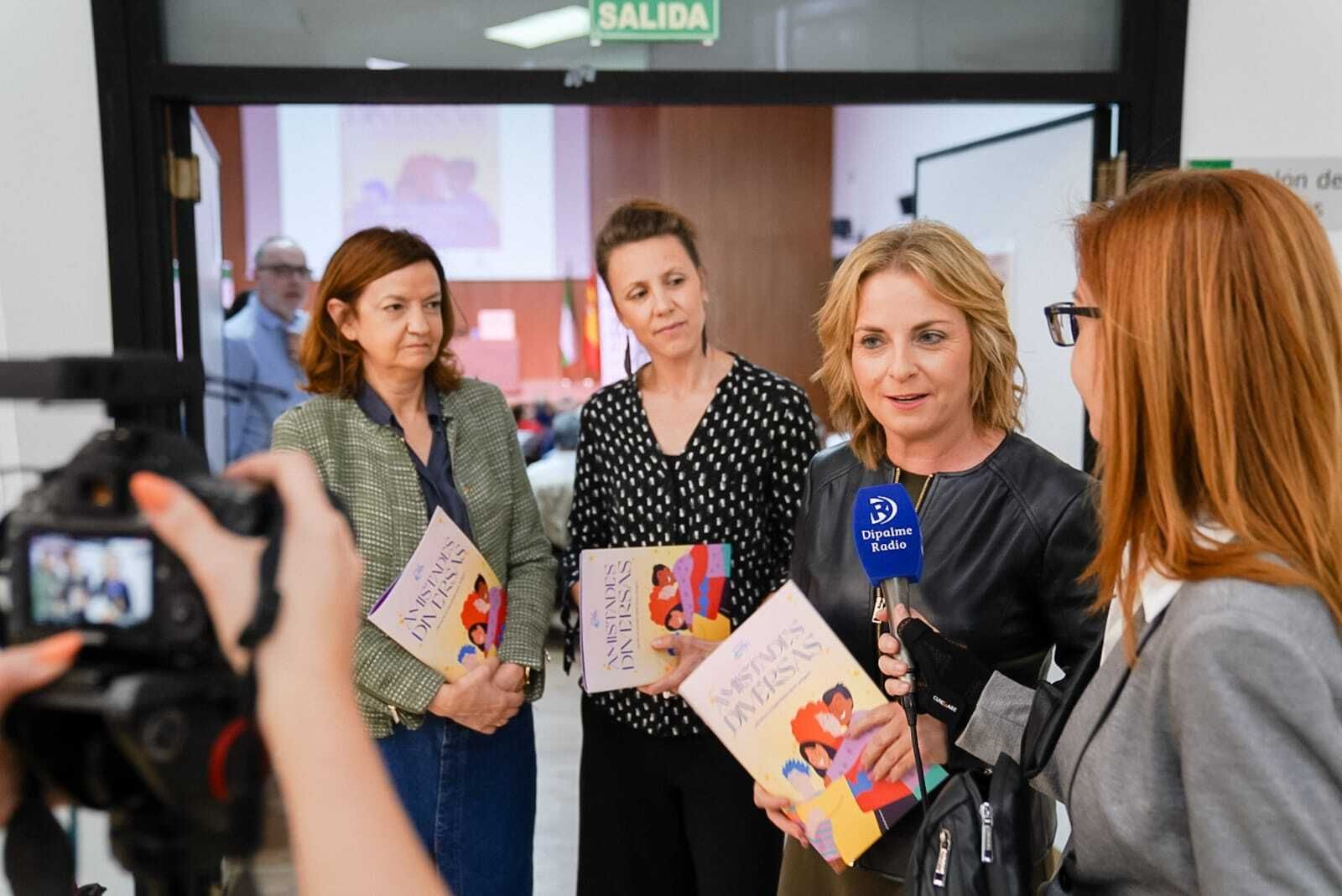 La diputada María Luisa Cruz asistió a la presentación del libro de A toda Vela.