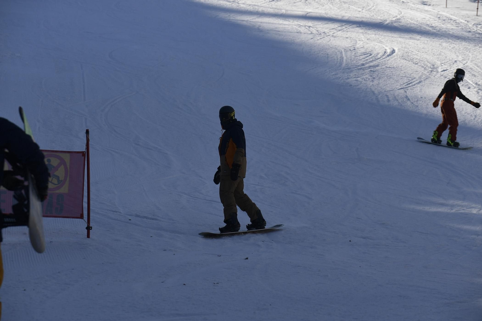 Fotos del primer día de esquí con la inauguración de la temporada en la Sierra