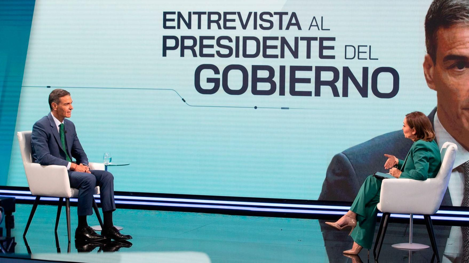 Pepa Bueno entrevista a Pedro Sánchez, el pasado lunes en TVE.