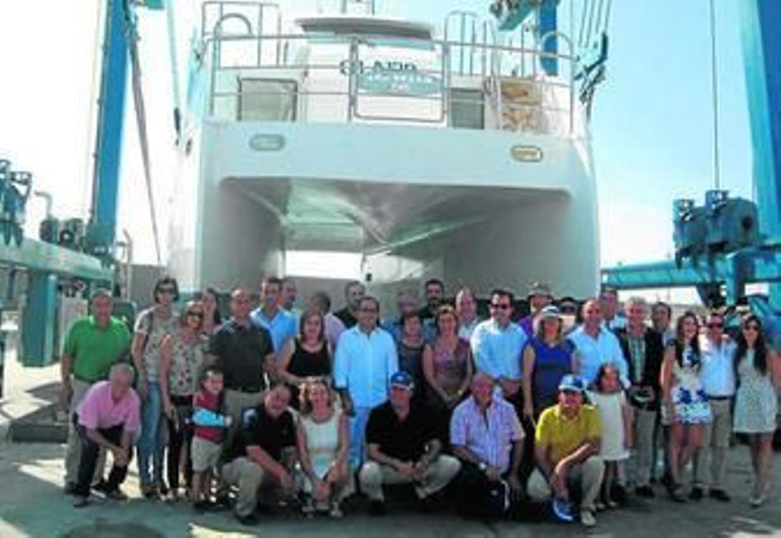 Foto de familia de los participantes en la botadura de la embarcación Sea Dream.