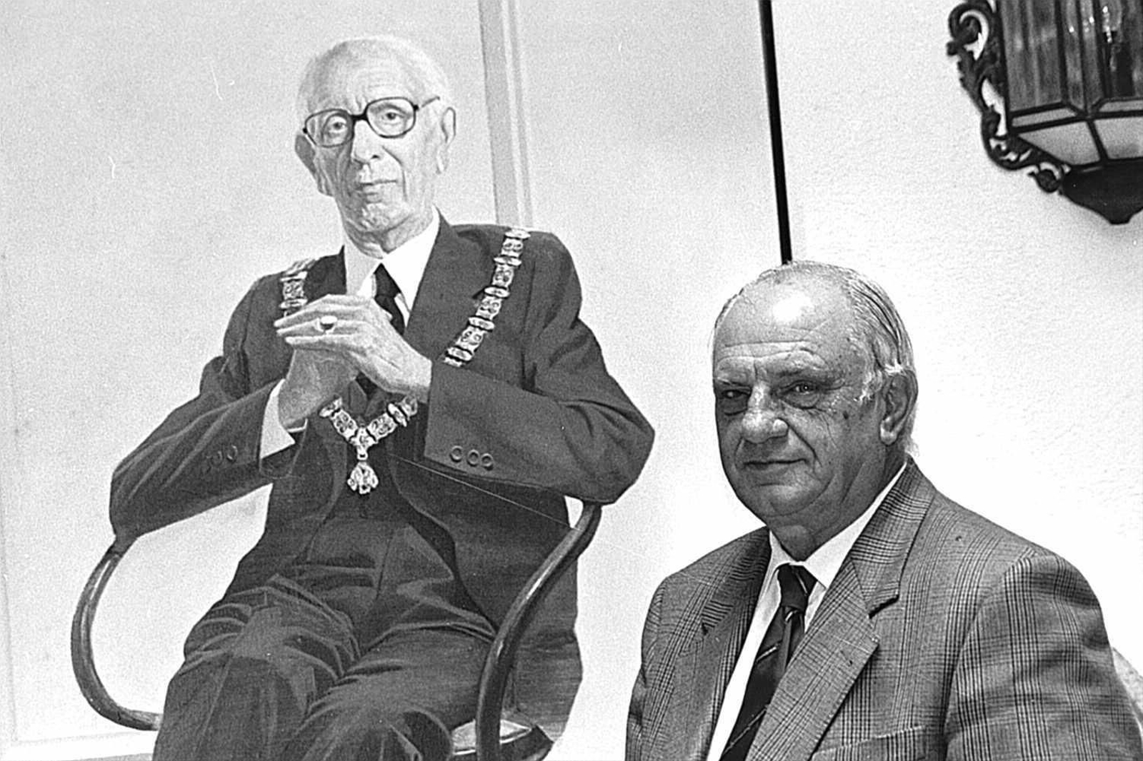 José María Pemán hijo ante el retrato de su padre pintado por Hernán Cortés.