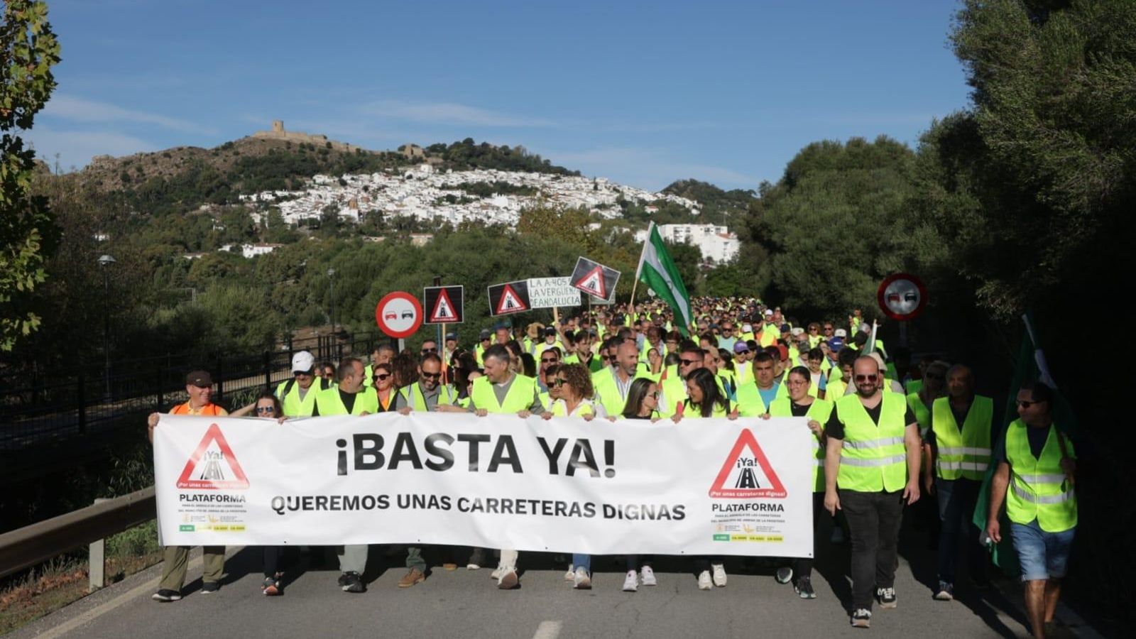 La cabecera de la marcha del 19 de octubre de 2024 por la A-405, con Jimena al fondo.