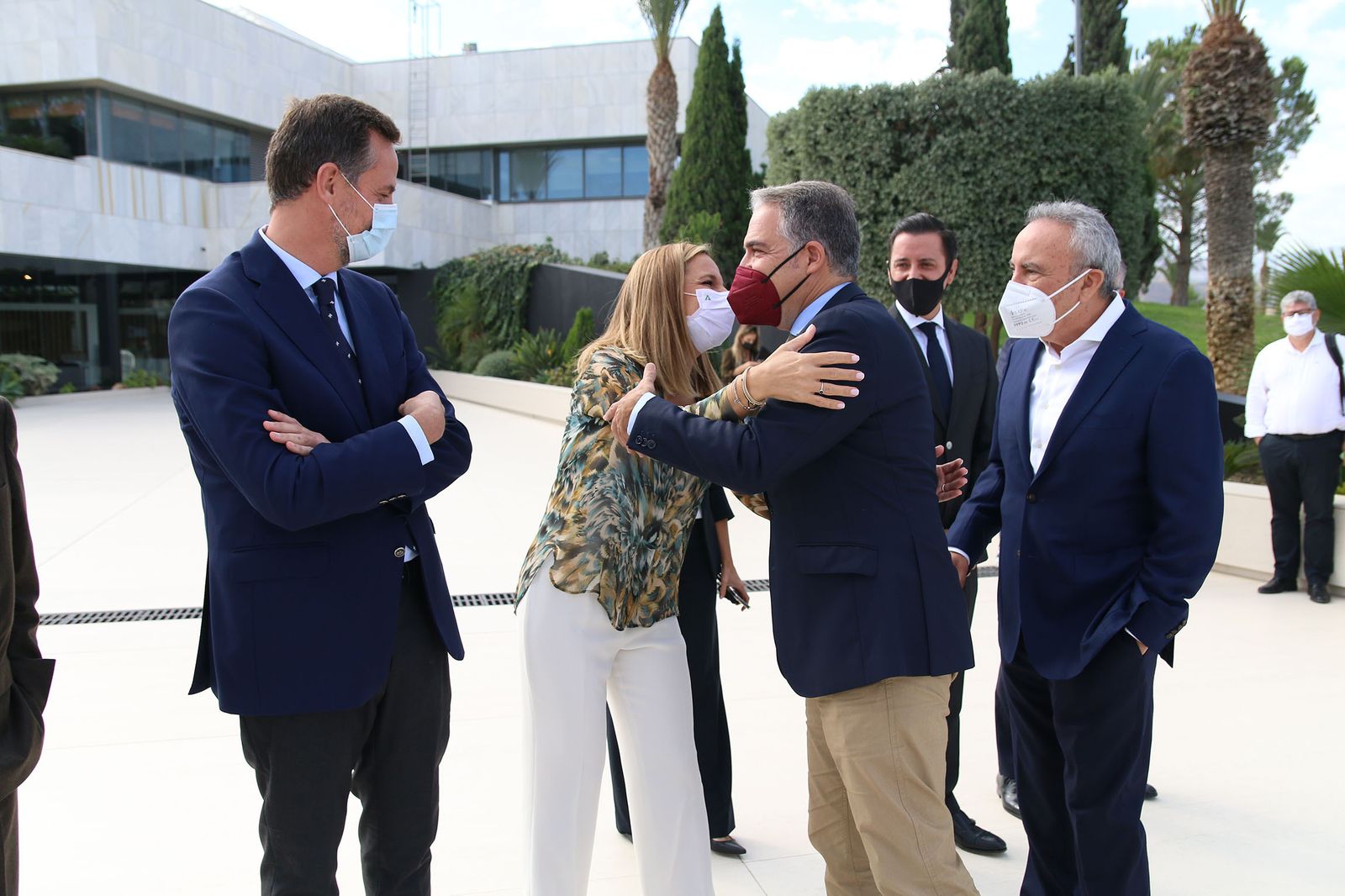 Las imágenes de la visita de Bendodo a Cosentino y la firma de la adenda con Extenda y la AEMA