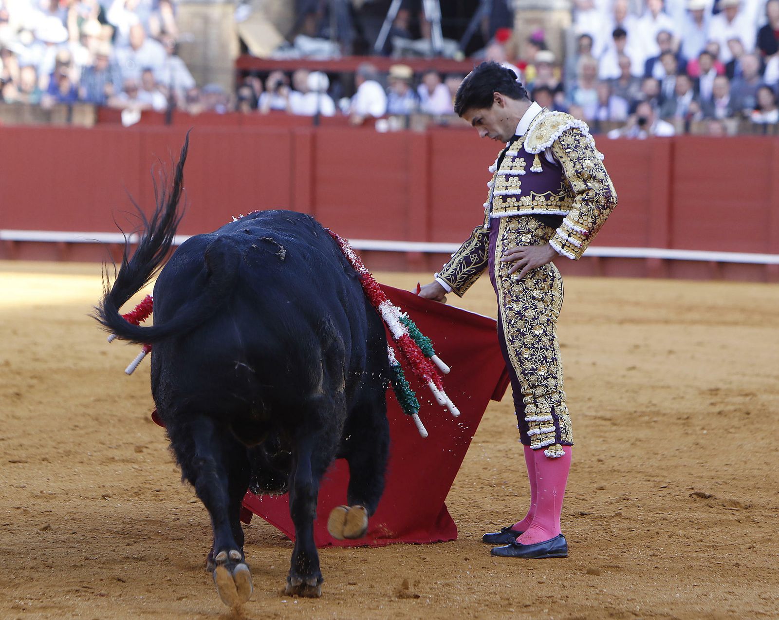 Pablo Aguado, en un muletazo de suma naturalidad en su histórica tarde del 10 de mayo en La Maestranza.
