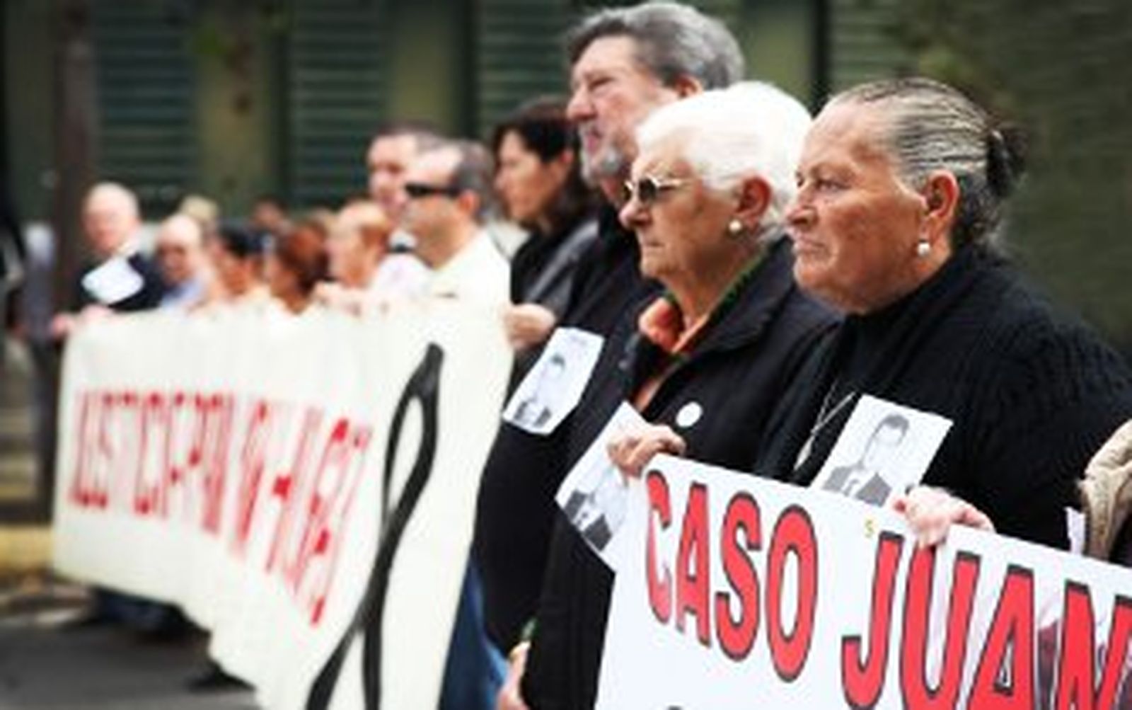 Una concentración recuerda el 17º aniversario del asesinato de Holgado