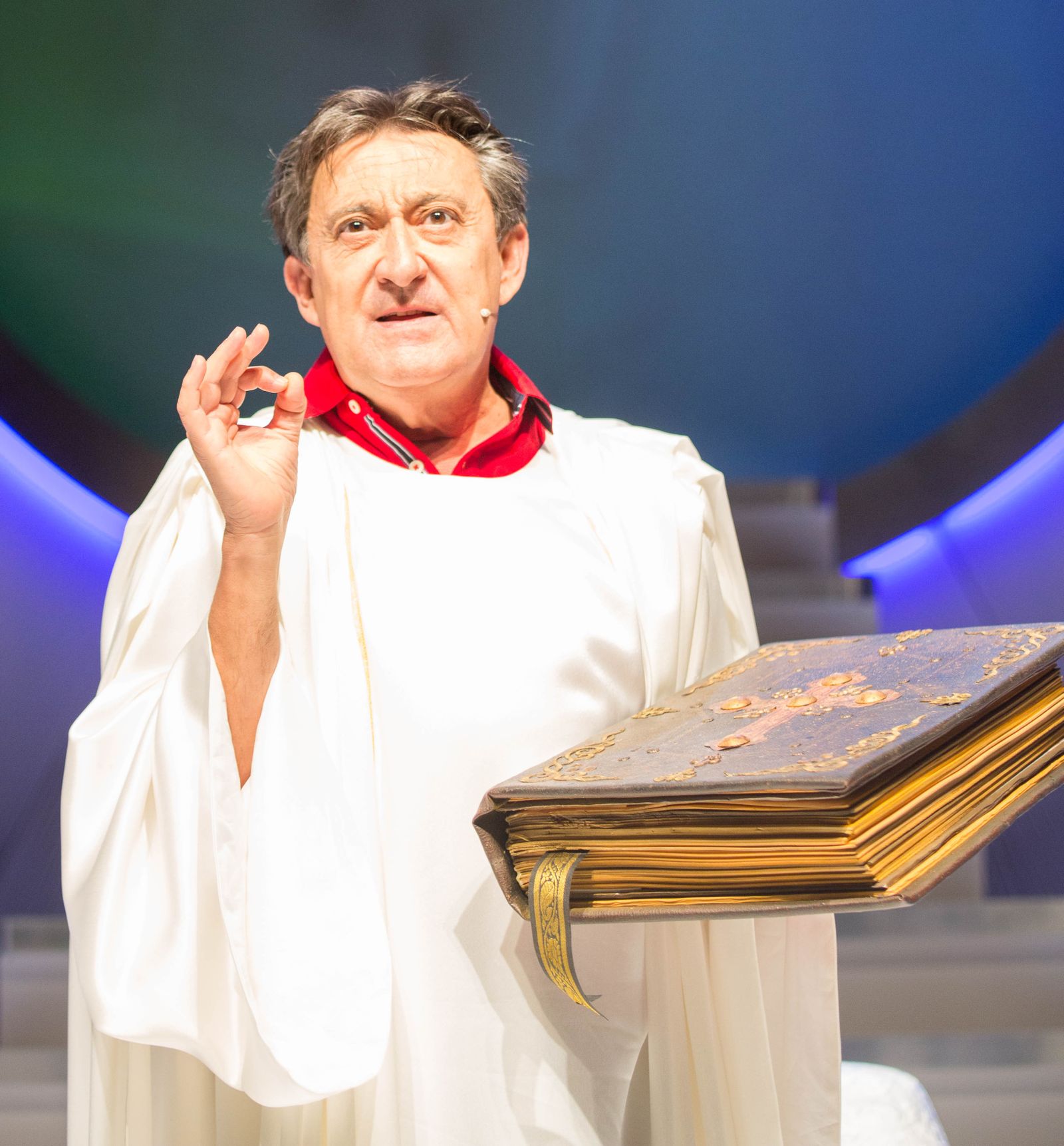 El actor Mariano Peña encarna a Dios en la obra que se presenta esta noche en el Falla.