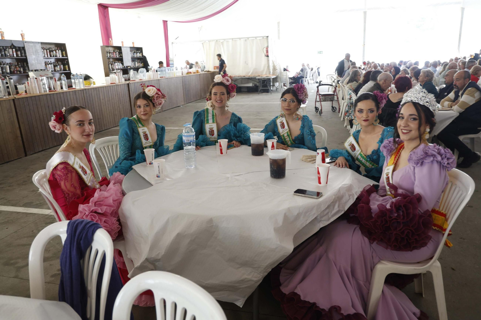 Fotos del almuerzo para mayores en la Feria de Castellar