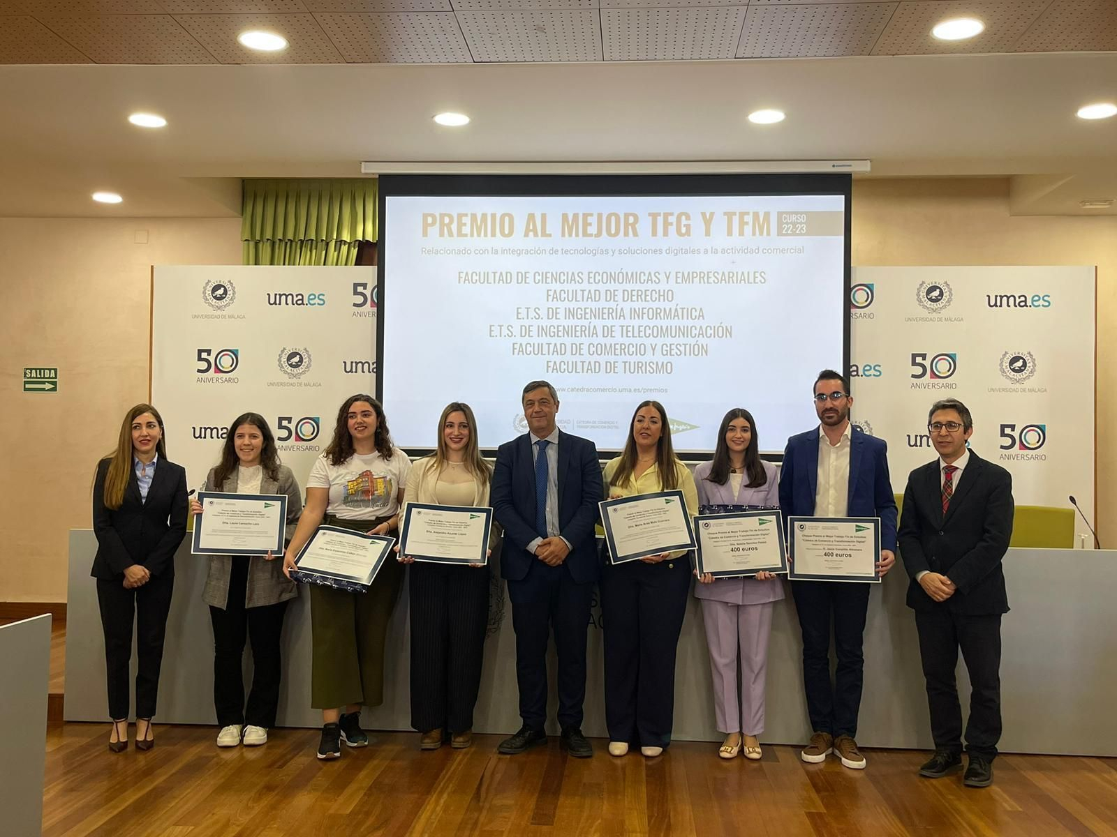Los alumnos premiados de la UMA posan con su diploma Los alumnos premiados de la UMA posan con su diploma