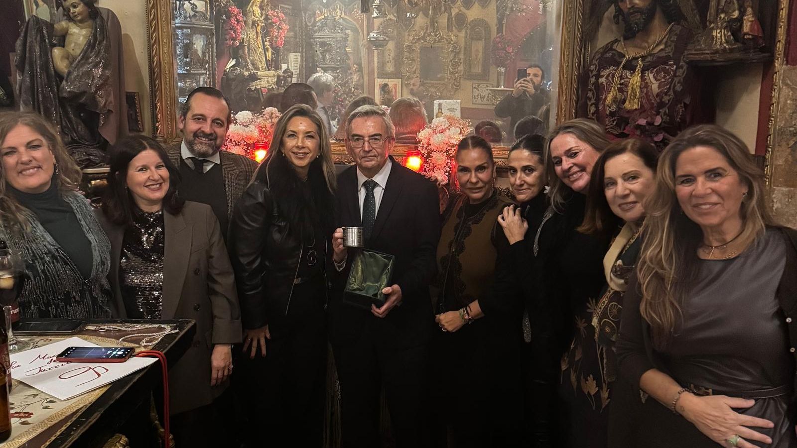 José Joaquín León recibe el obsequio de esta tertulia