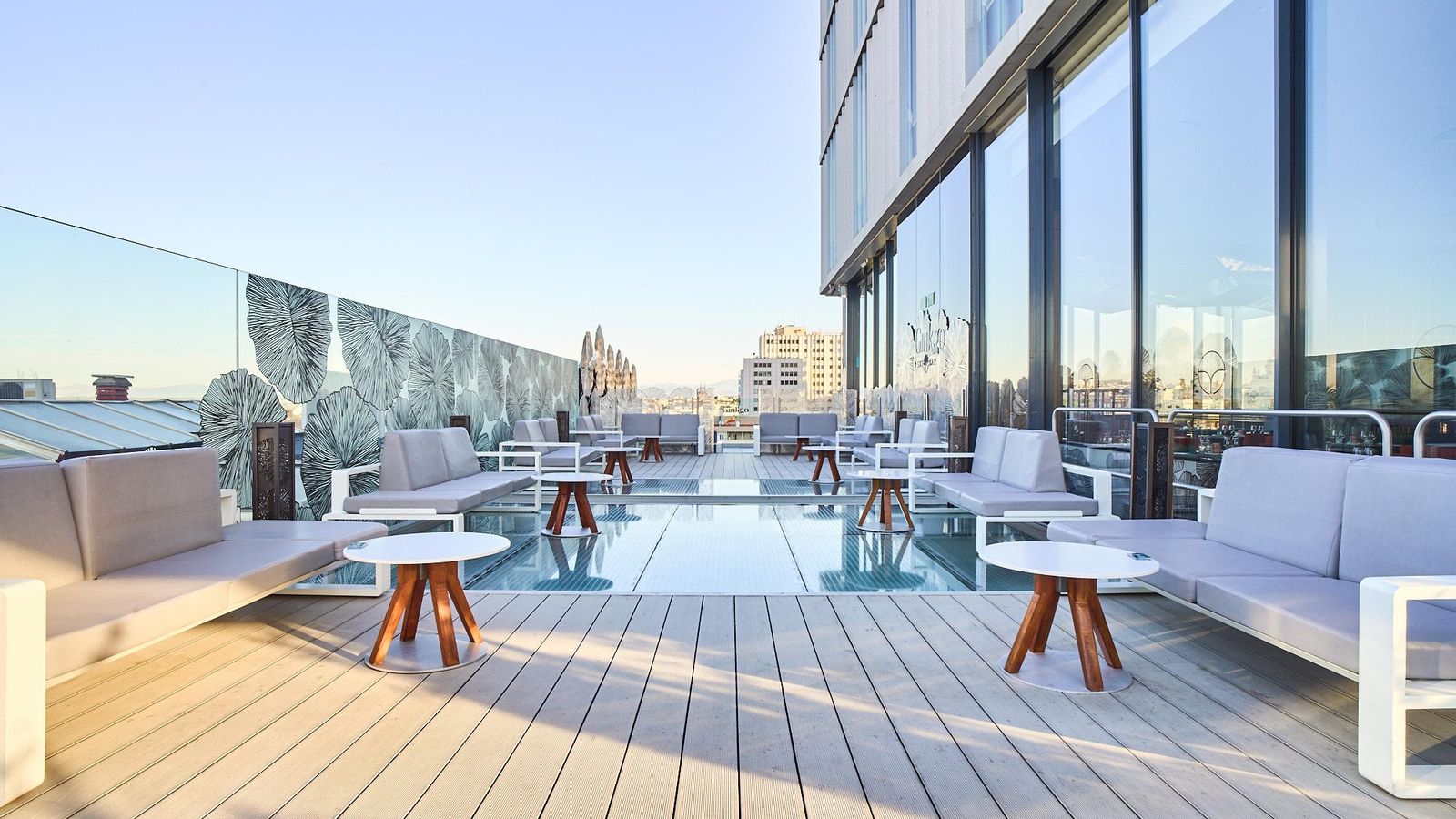 La terraza y piscina del Gingko