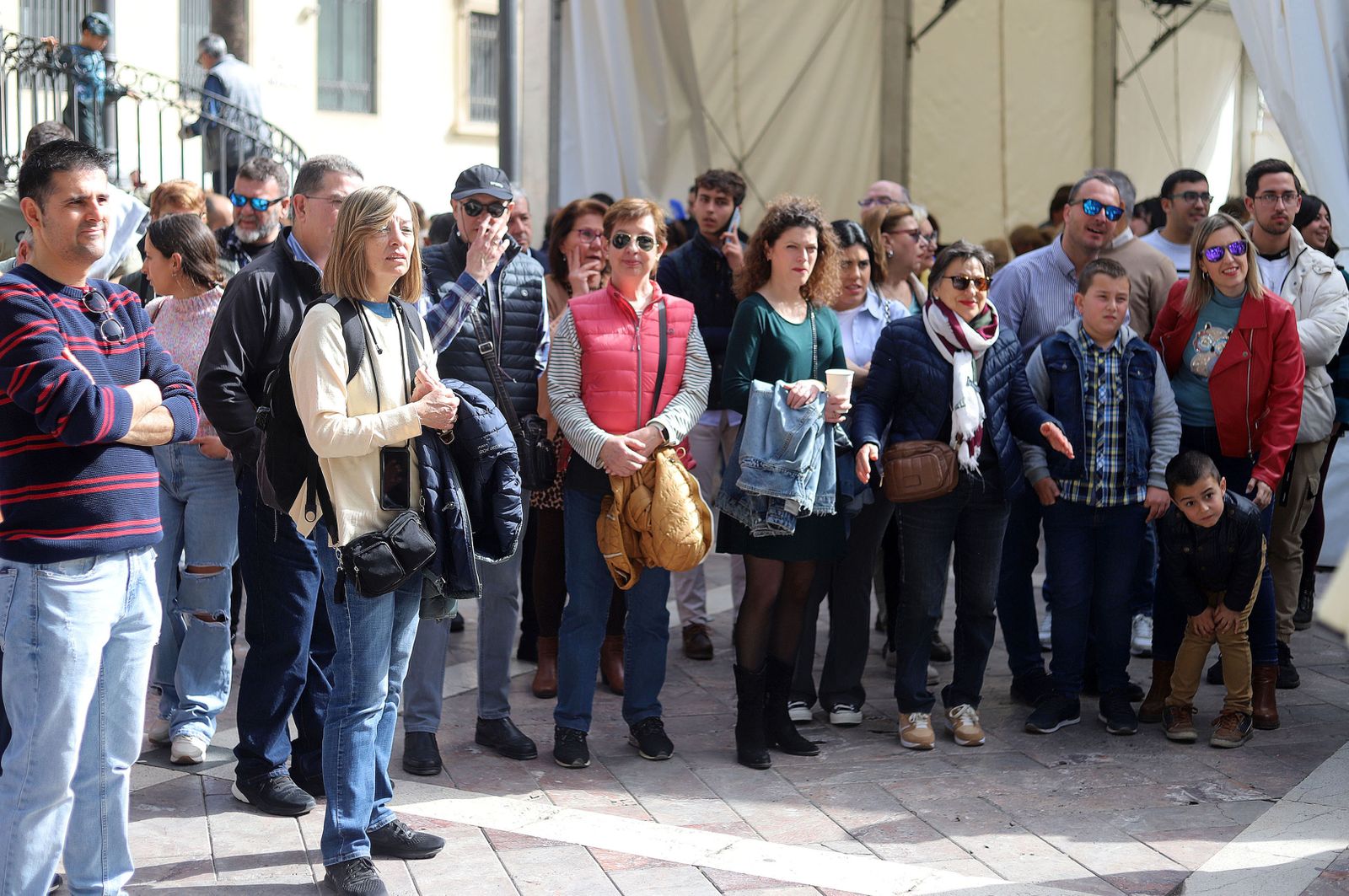 Imágenes del ambiente en la mañana de carnaval en Huelva