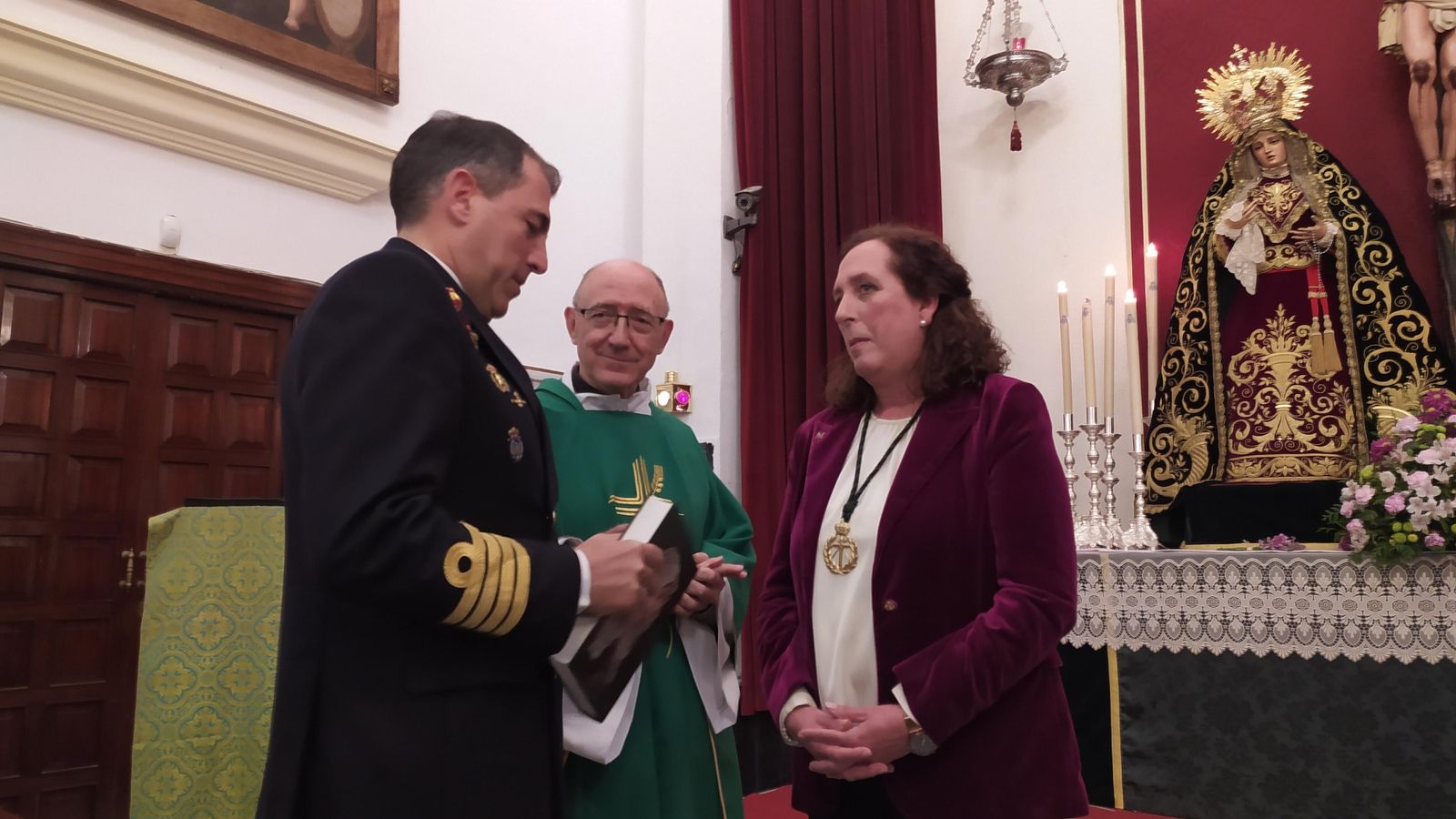 El comandante del 'Elcano', Luis Carreras-Presas do Campo, junto al párroco de San Francisco, Gonzalo Núñez del Castillo, y la hermana mayor de la Expiración, María del Carmen Márquez.