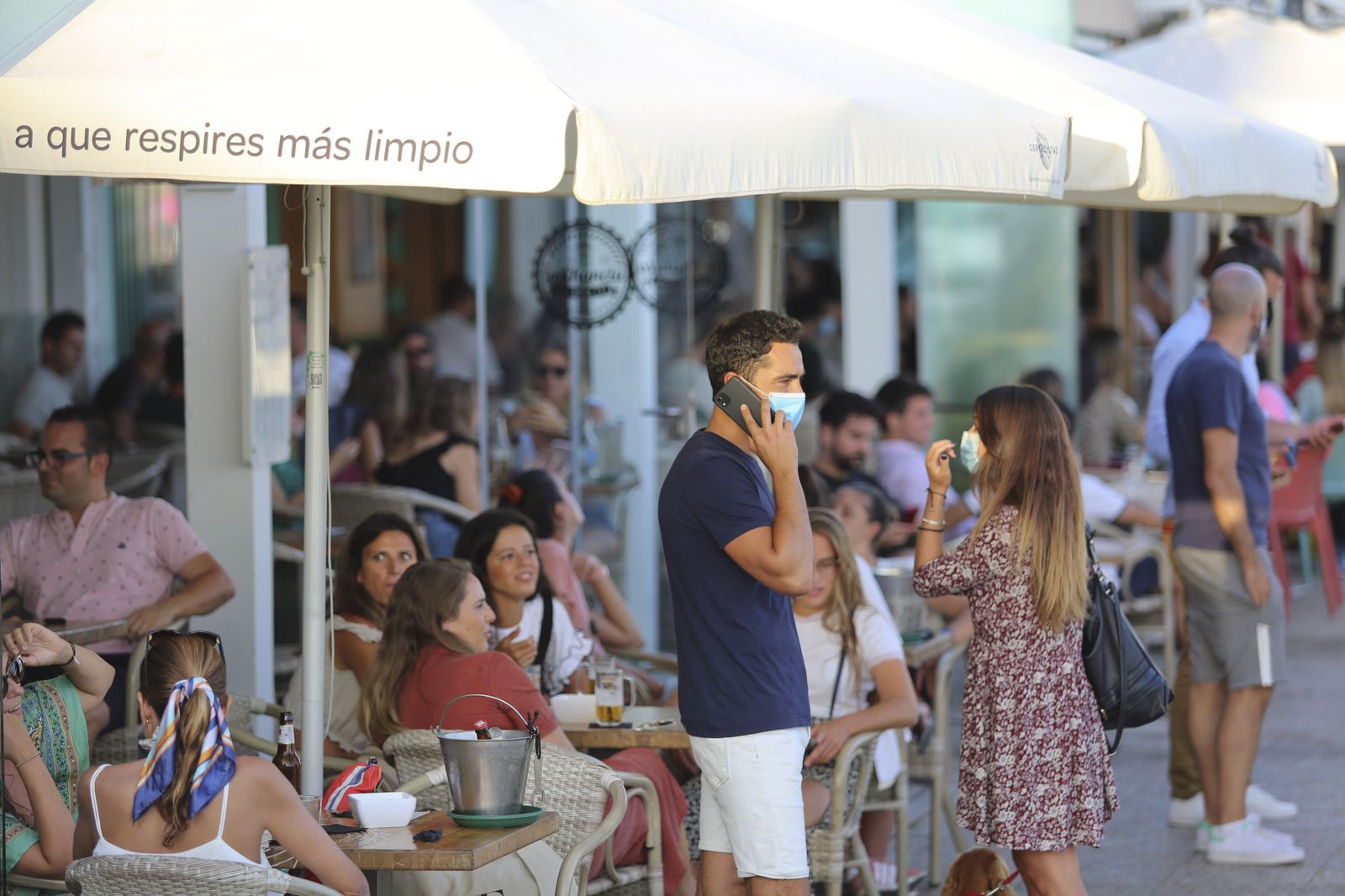 Así se está viviendo el verano del coronavirus en Pedregalejo. Fotos al atardecer