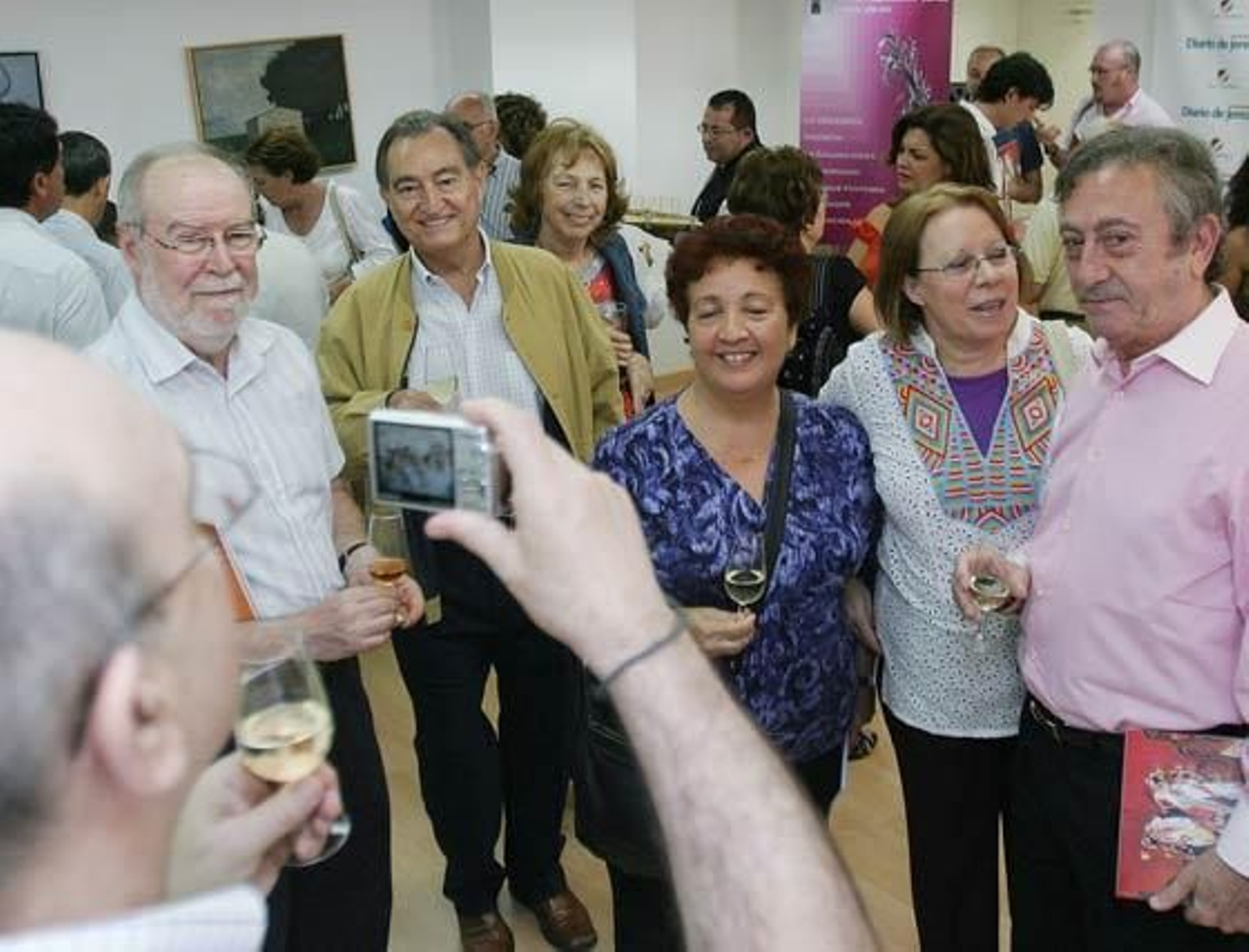 Luis Varela se fotografía con algunos admiradores en la presentación del libreto.

Foto: Vanesa Lobo