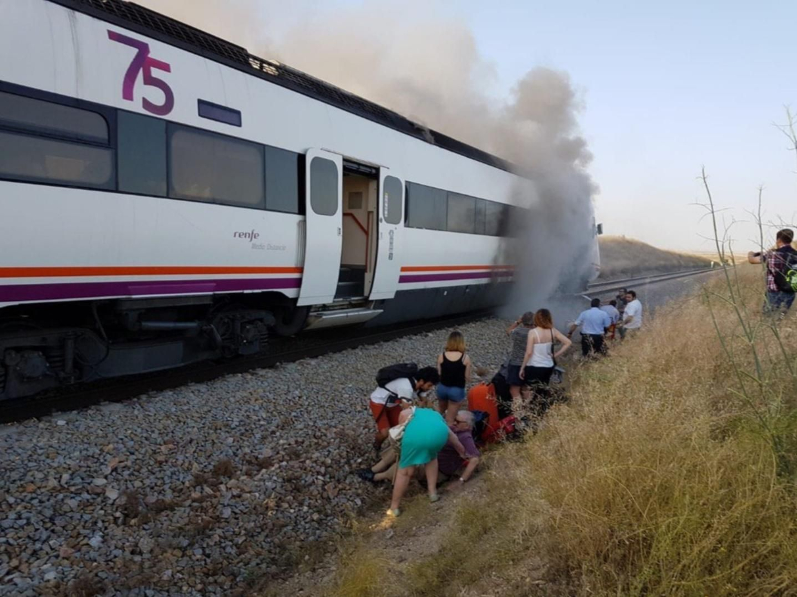 Los pasajeros abandonan el tren durante el incendio.