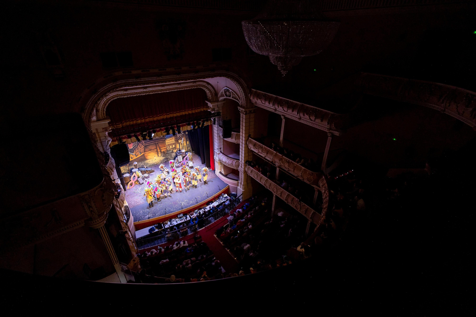 Imágenes de la actuación de la comparsa de Huelva "La Colombina" en el Carnaval Colombino