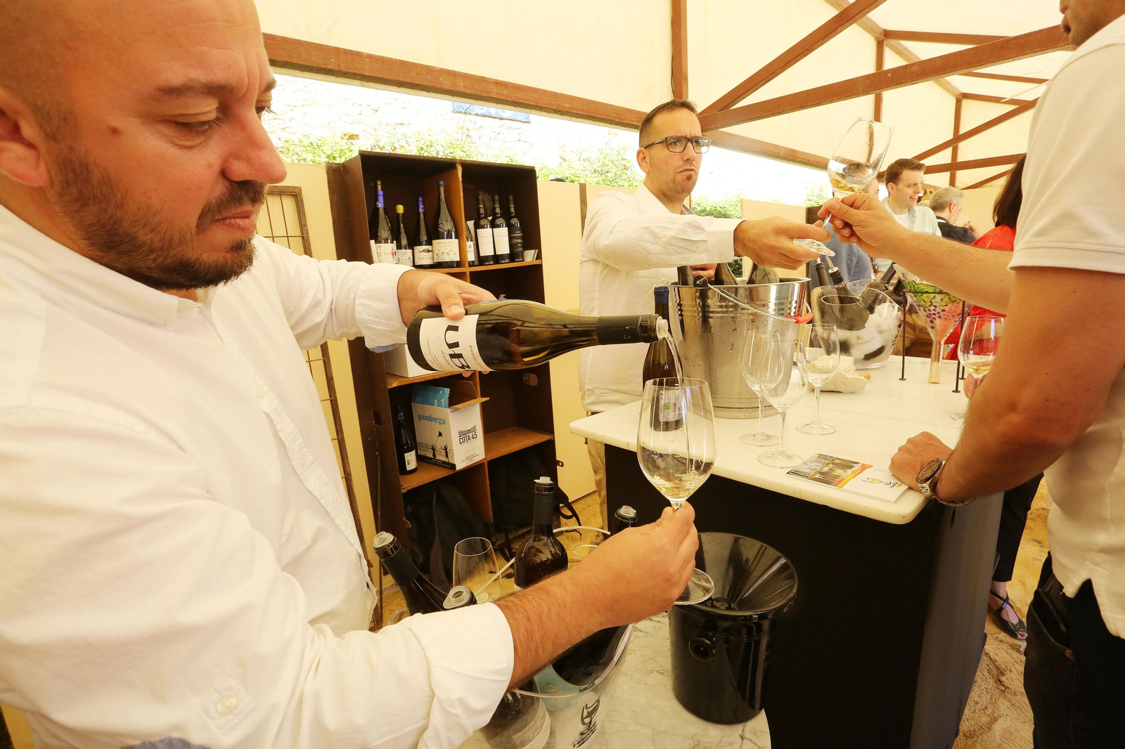 Ramiro Ibáñez y Alejandro Nárvaez en el stand de 'Territorio Albariza', el rincón en Vinoble del grupo 'Manifiesto 119'.