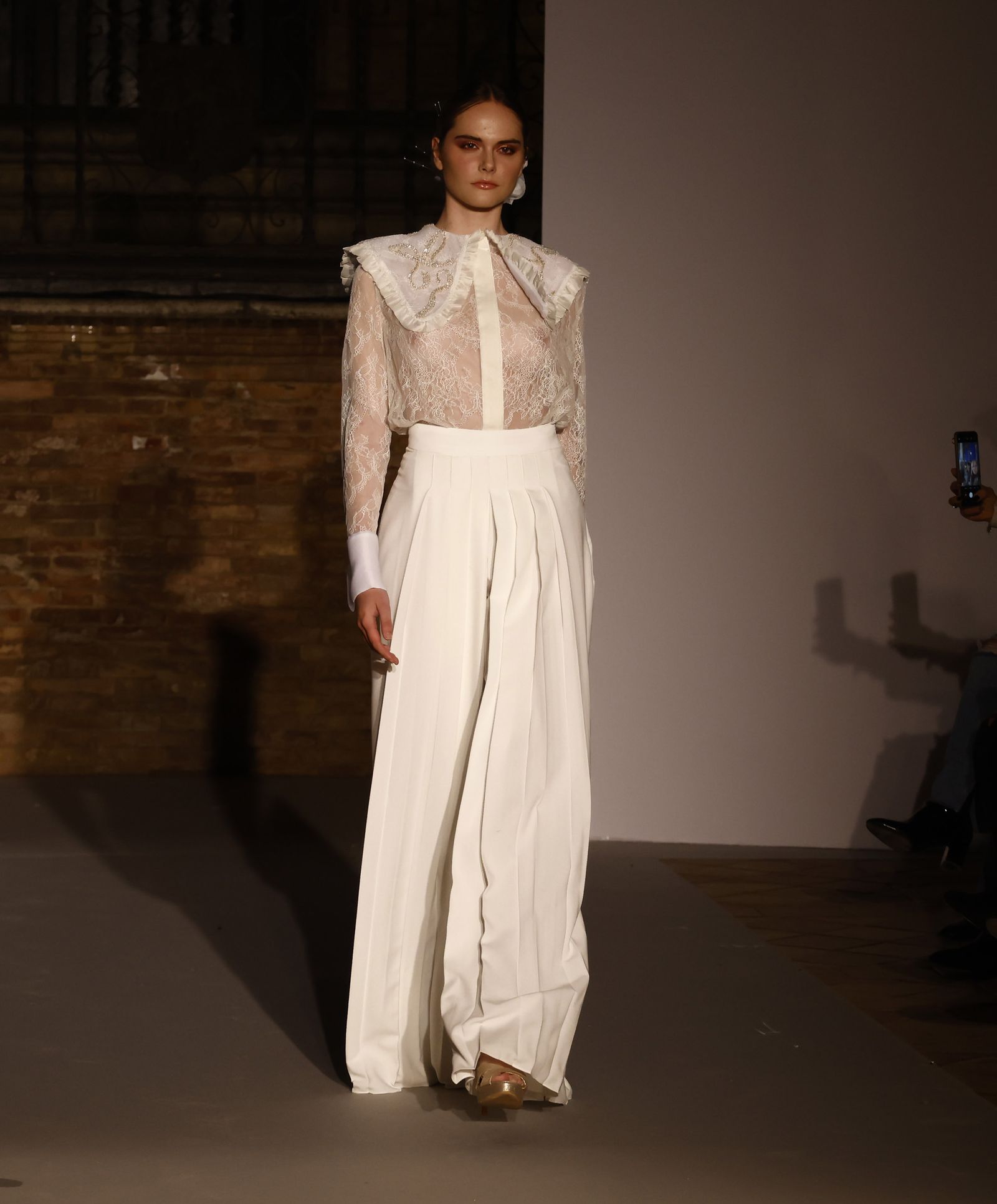 Las tendencias en vestidos de novia e invitada de la pasarela SIQ, en fotos