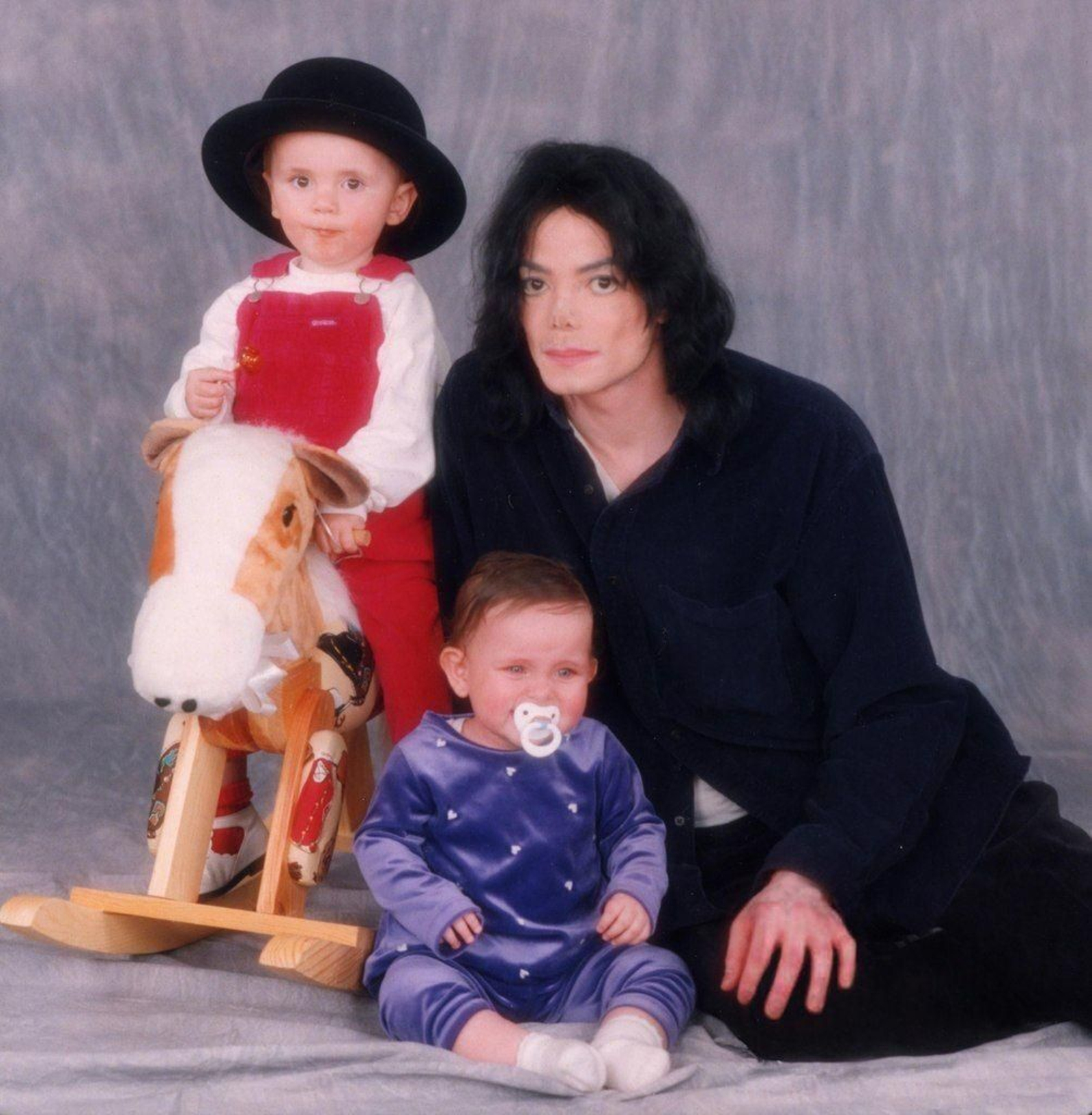 Otro foto de Michael junto a sus dos hijos mayores: Prince Michael y Paris.