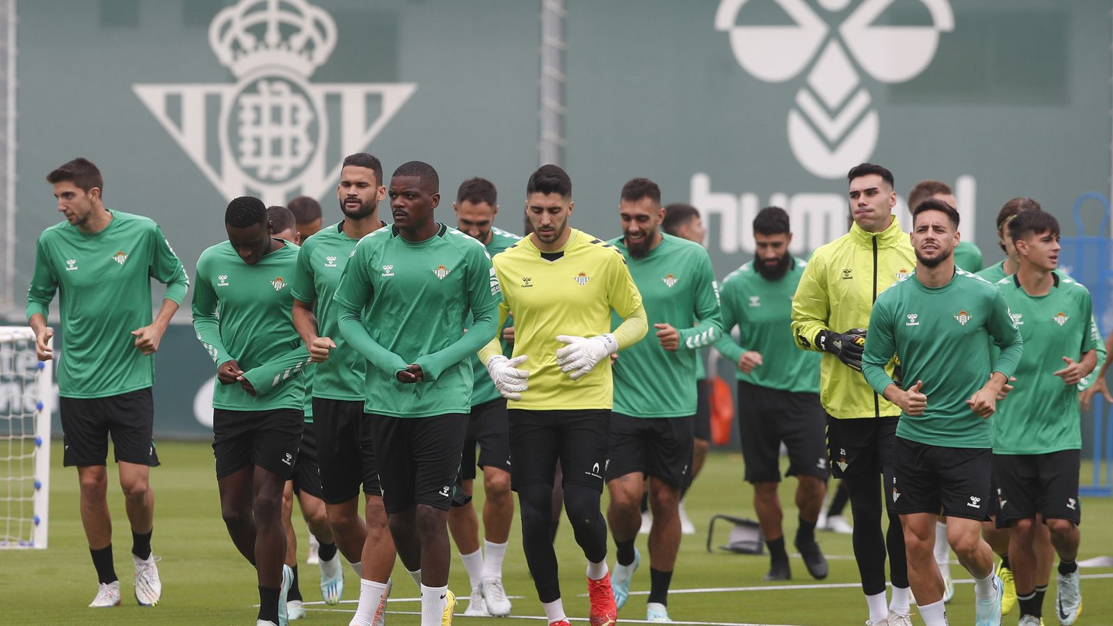 Rui Silva, en el centro, calienta junto a William Carvalho y Willian José.