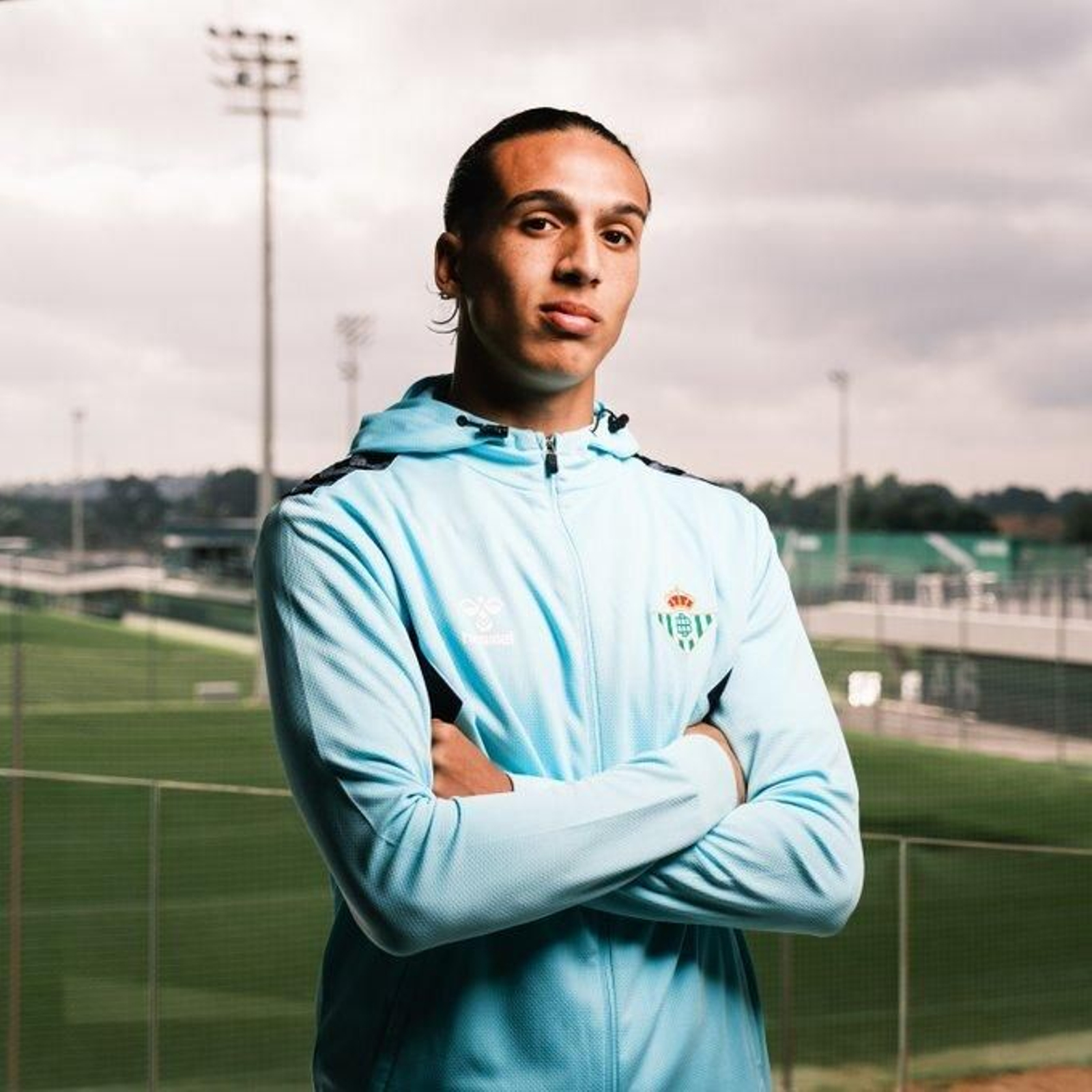 Yanis posa en la Ciudad Deportiva Rafael Gordillo. Yanis posa en la Ciudad Deportiva Rafael Gordillo.