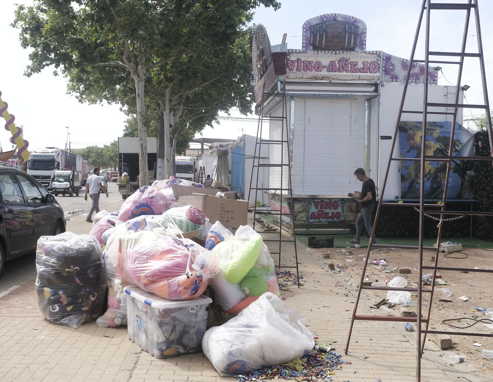 Adiós a la  Feria de Córdoba: El desmontaje de las casetas y las atracciones, en imágenes