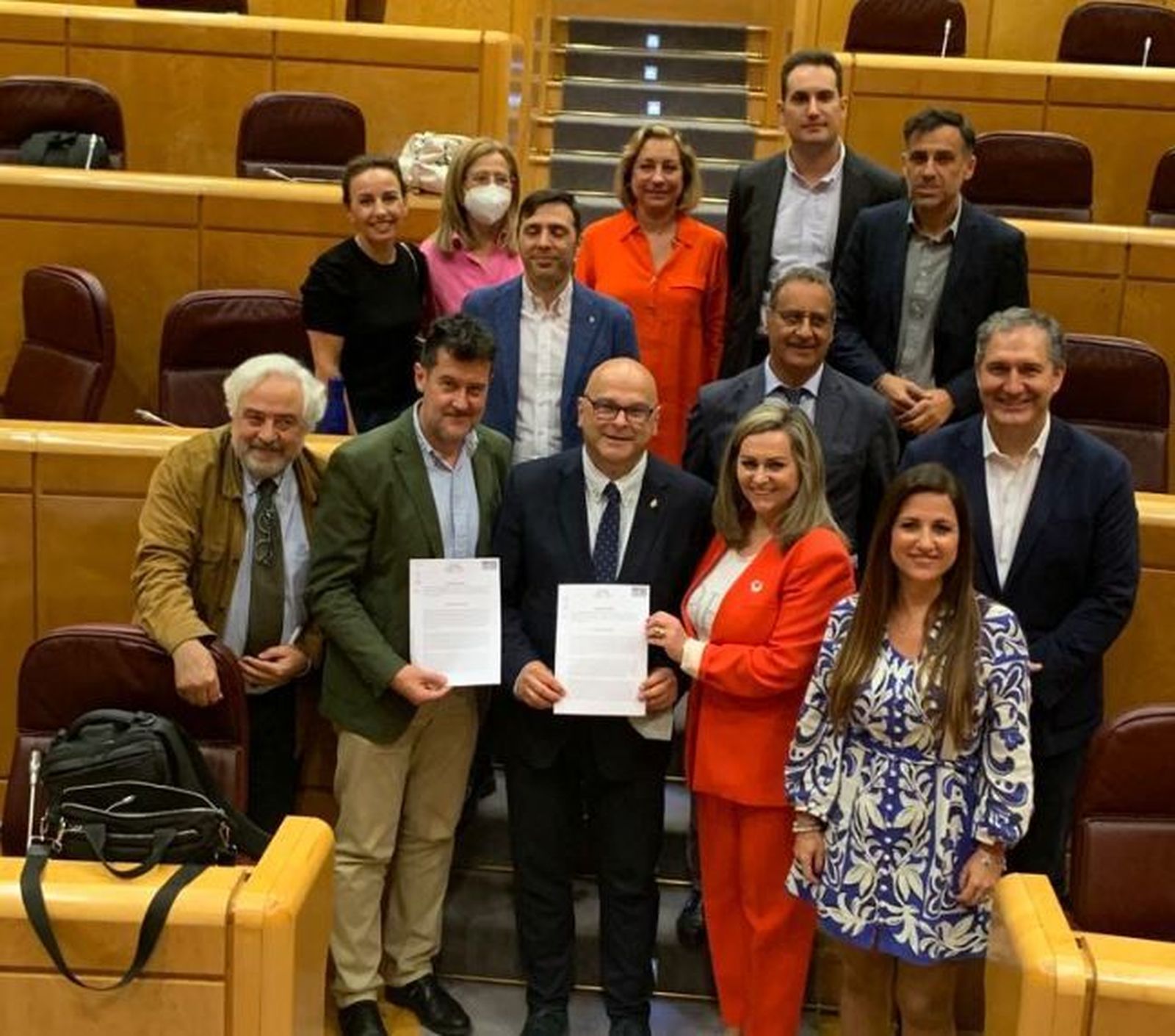 María Jesús Serrano y otros senadores, tras aprobar la moción.