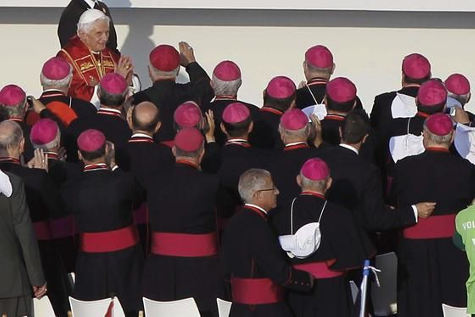 El Papa se dirige a los jóvenes en Cibeles.

Foto: EFE