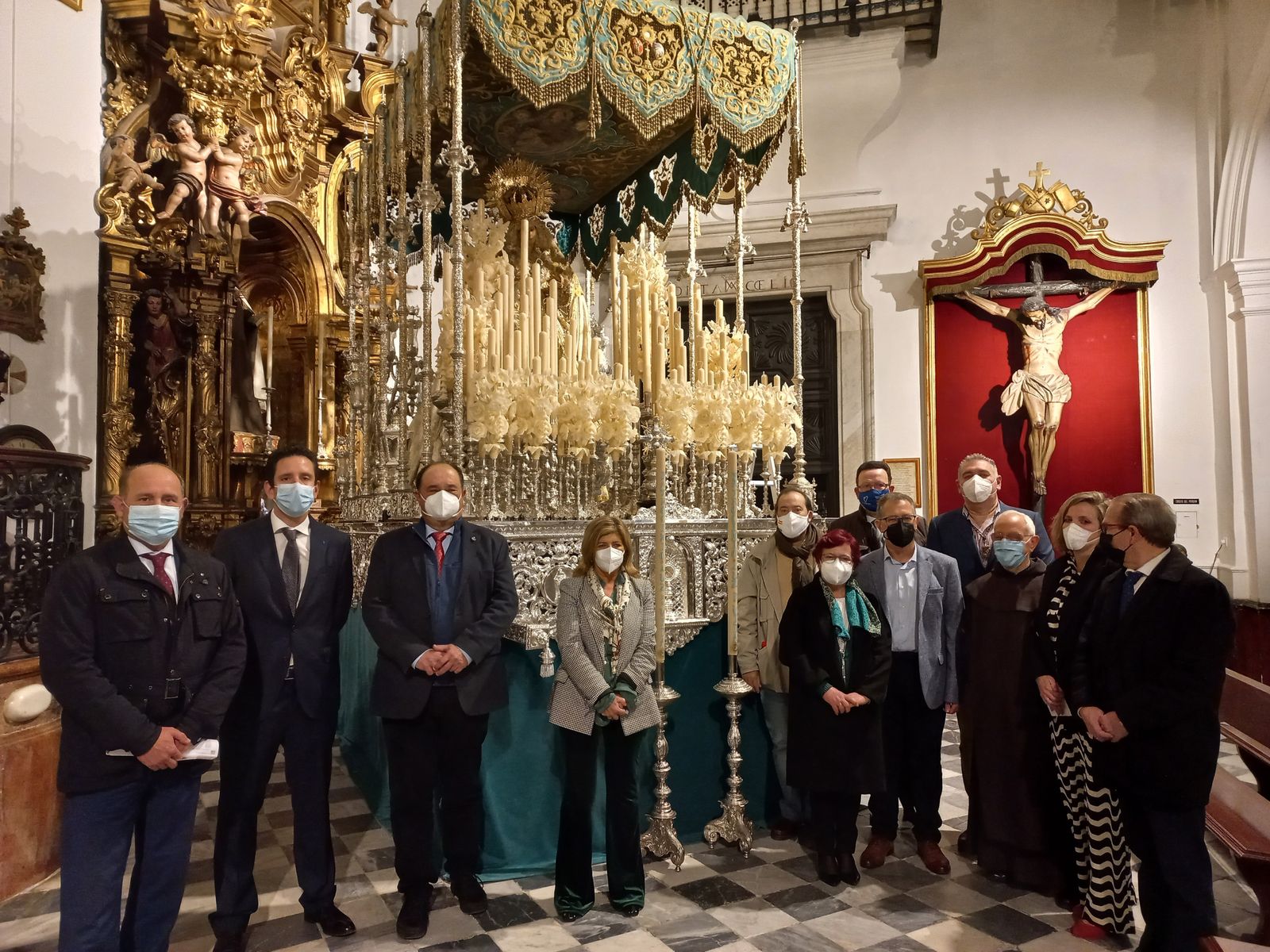 Los asistentes al acto del miércoles ante el palio de la Virgen del Patrocinio.