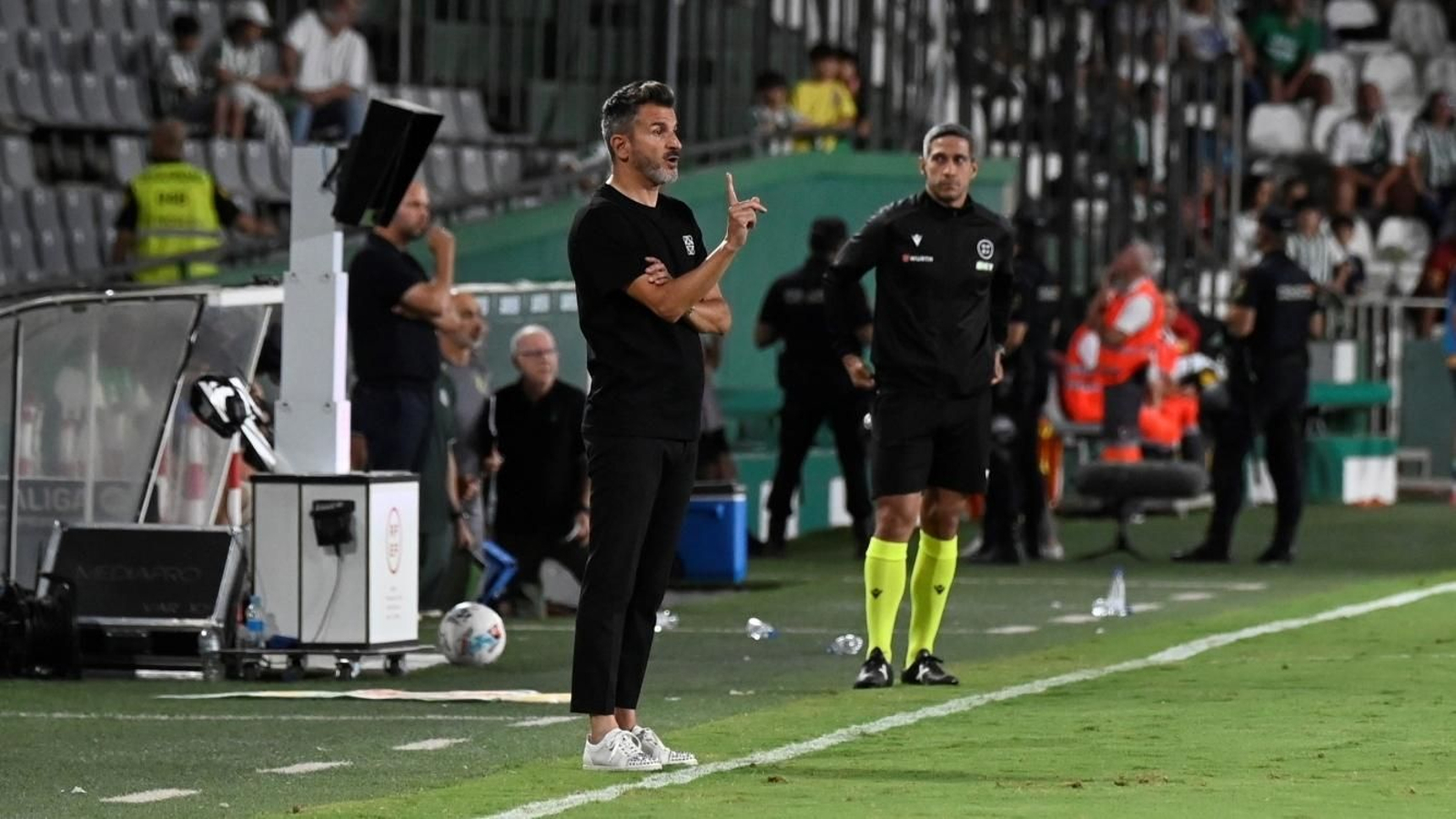 El técnico blanquiverde, en el duelo de los cordobeses ante el Real Racing Club.