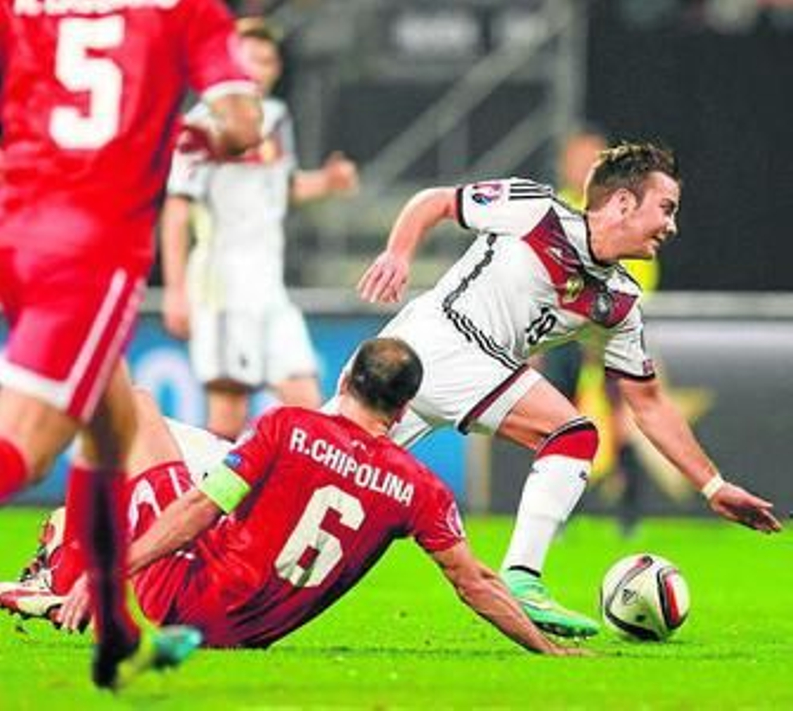 El alemán Götze se marcha del gibraltareño Roy Chipolina.