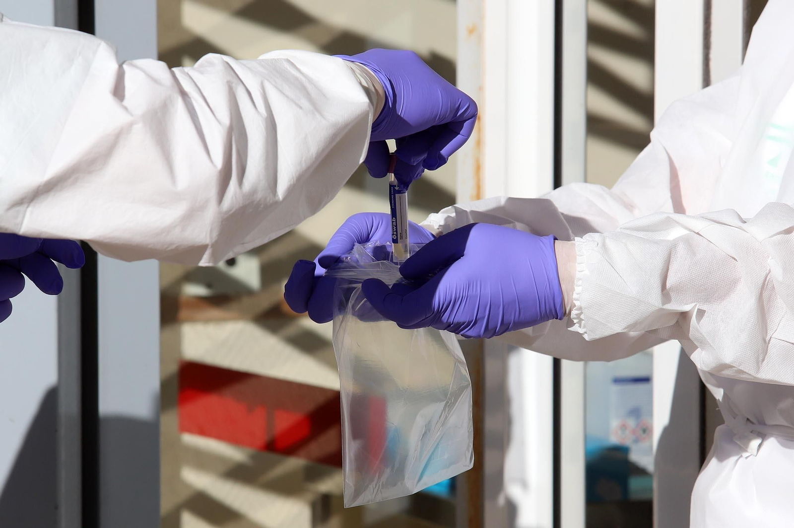 Imágenes del punto Auto-Covid en el centro de salud de Adoratrices