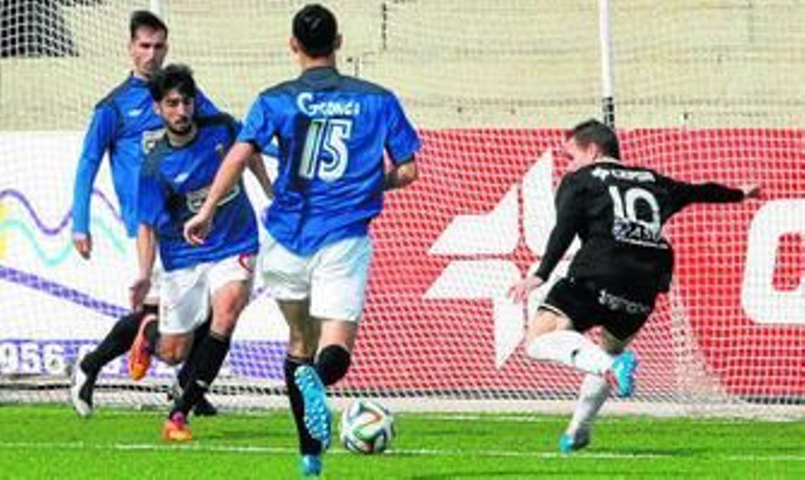 Instante en el que Juampe golpea para hacer el tres-cero.