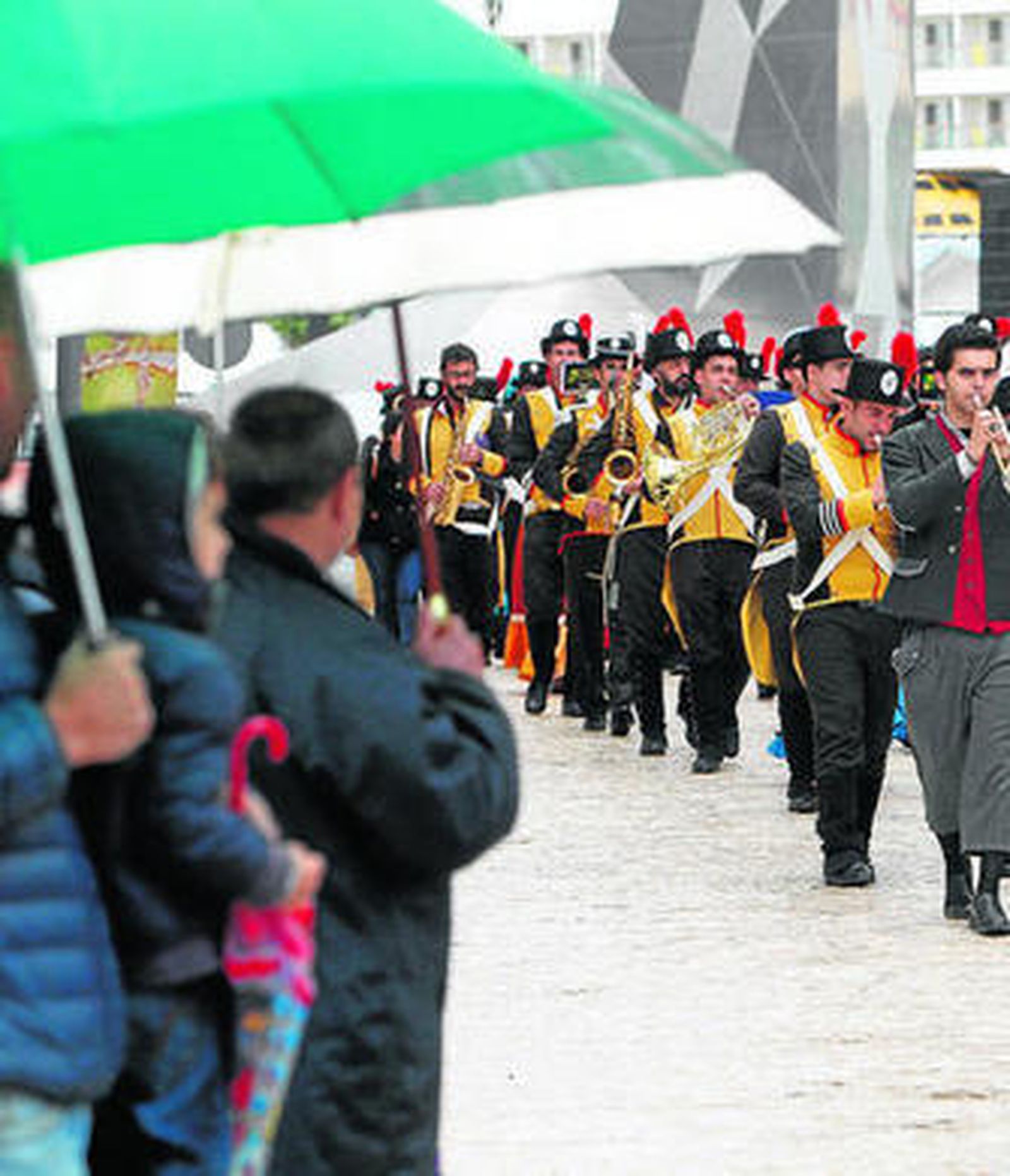 Desfile de los participantes camino de la plaza de España.
