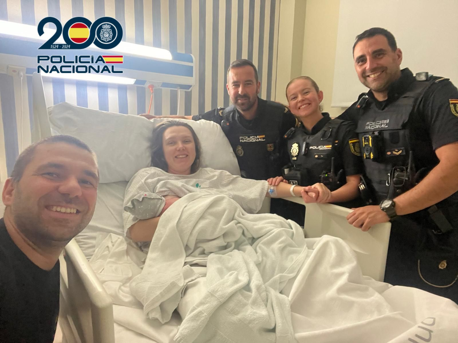 Los policías junto a los padres de la bebé que nació en un coche Los policías junto a los padres de la bebé que nació en un coche