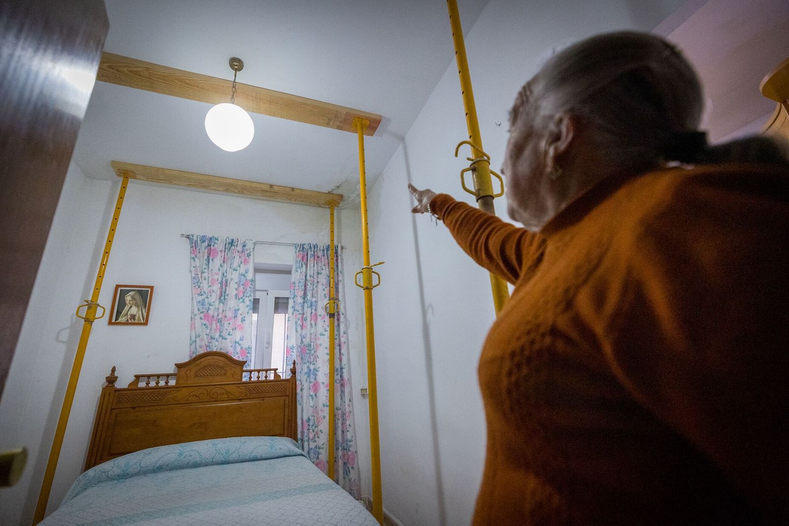 Rosario muesta el estado del dormitorio en el que debería estar durmiendo, completamente apuntalado. Pernocta en el  sofá desde hace más de cuatro meses.
