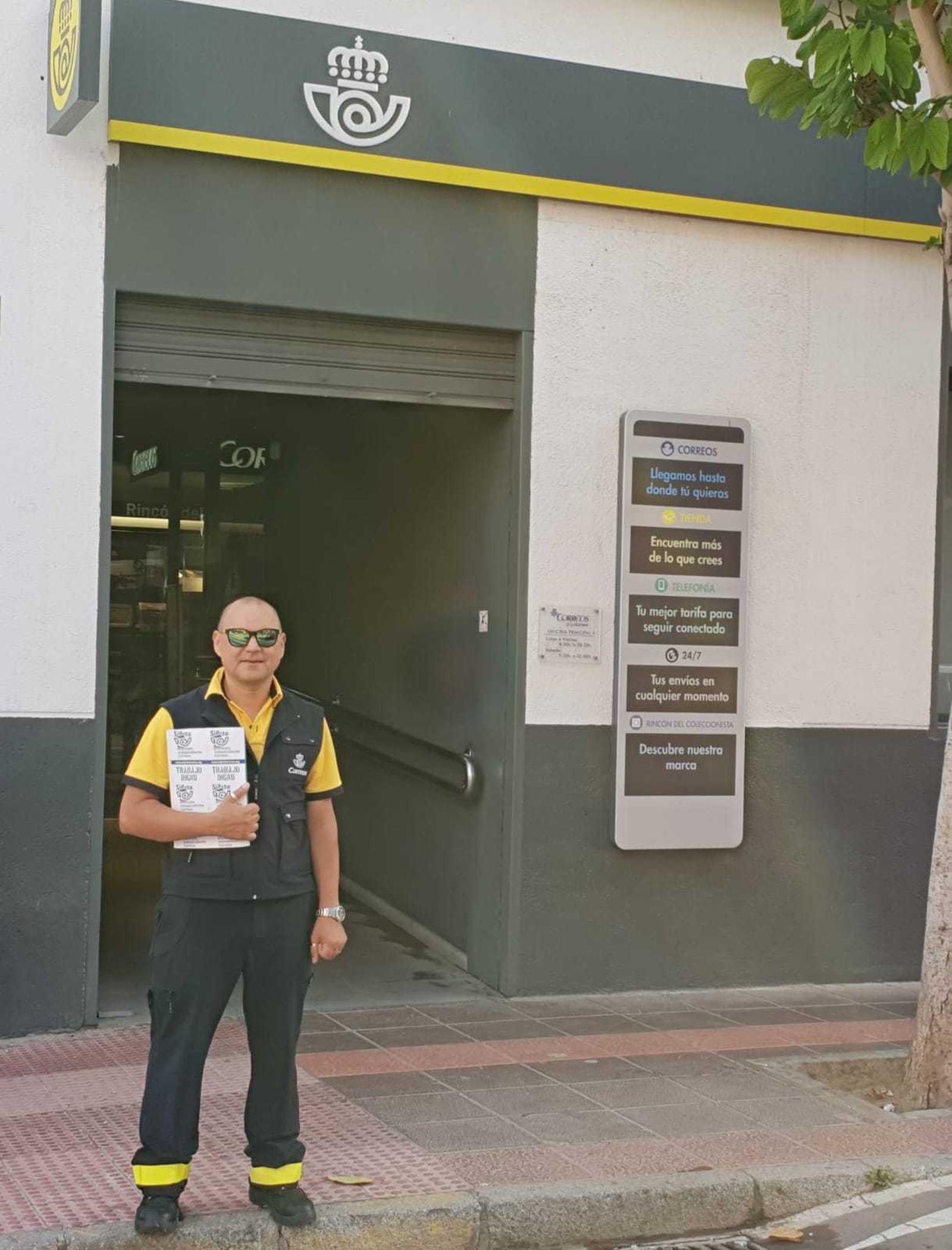 Francisco Sabio, portavoz de SiPcte, en la puerta de la oficina de Correos.