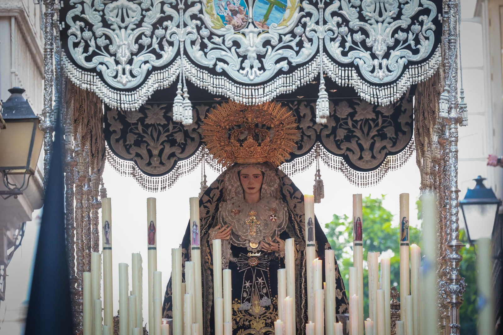 Imágenes de la salida de Vera Cruz en la Semana Santa de Cádiz 2025