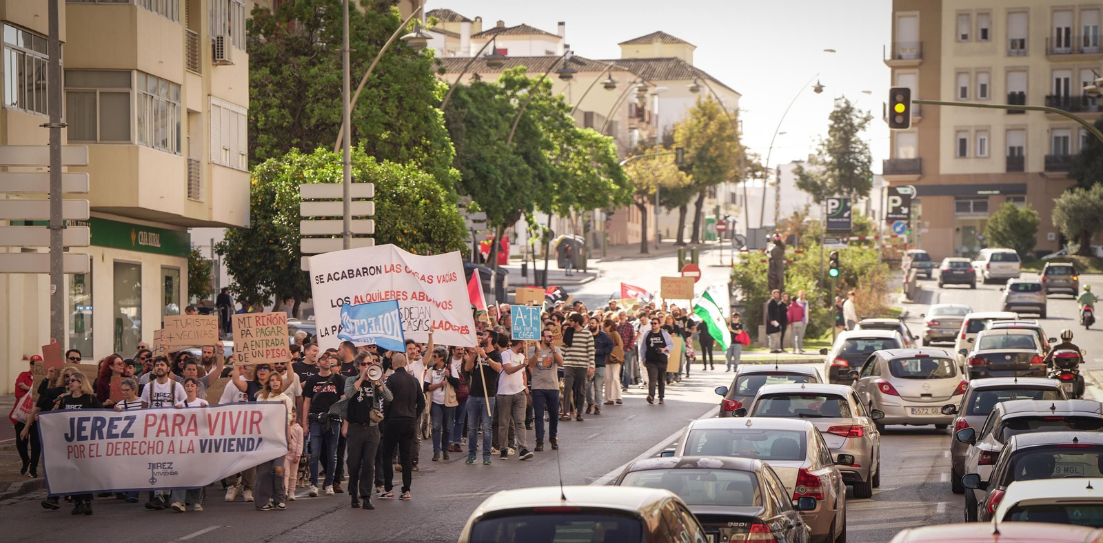 Imágenes de la numerosa participación en la manifestación 'Jerez por la Vivienda'