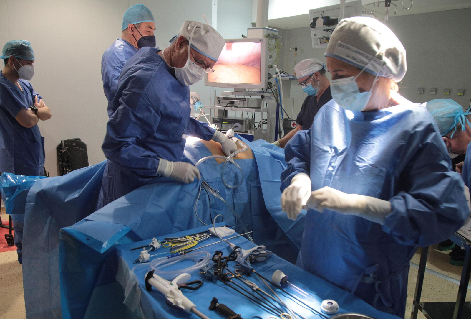 Especialistas realizan una cirugía en el quirófano de un hospital sevillano.