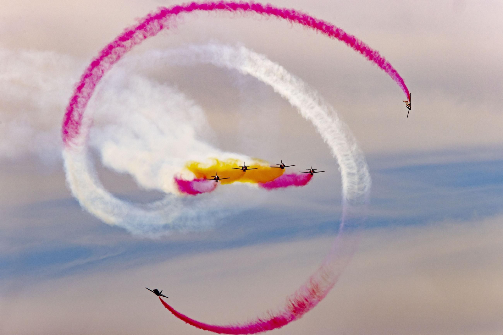 Espectaculares fotos de las acrobacias de la Patrulla Águila: cuatro décadas surcando los cielos