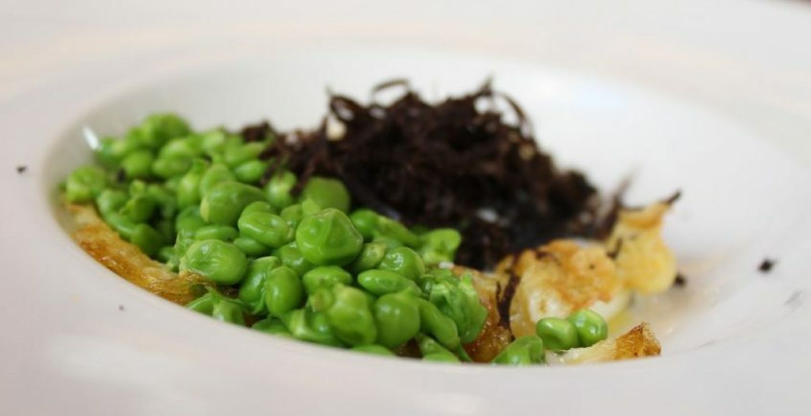 Los guisantes con huevo y trufas de Los Corales