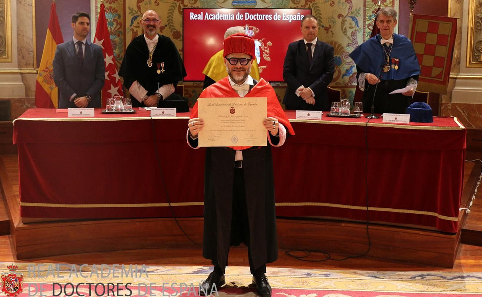 El doctor de la UHU, Roberto Fernández, con el premio de la Real Academia de Doctores de España.